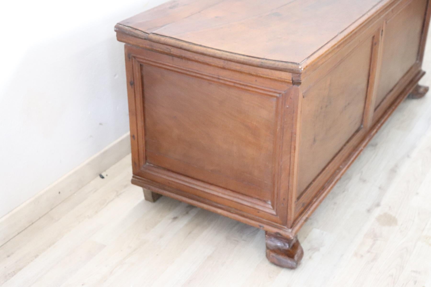 18th Century Italian Solid Walnut Wood Blanket Chest In Excellent Condition In Casale Monferrato, IT