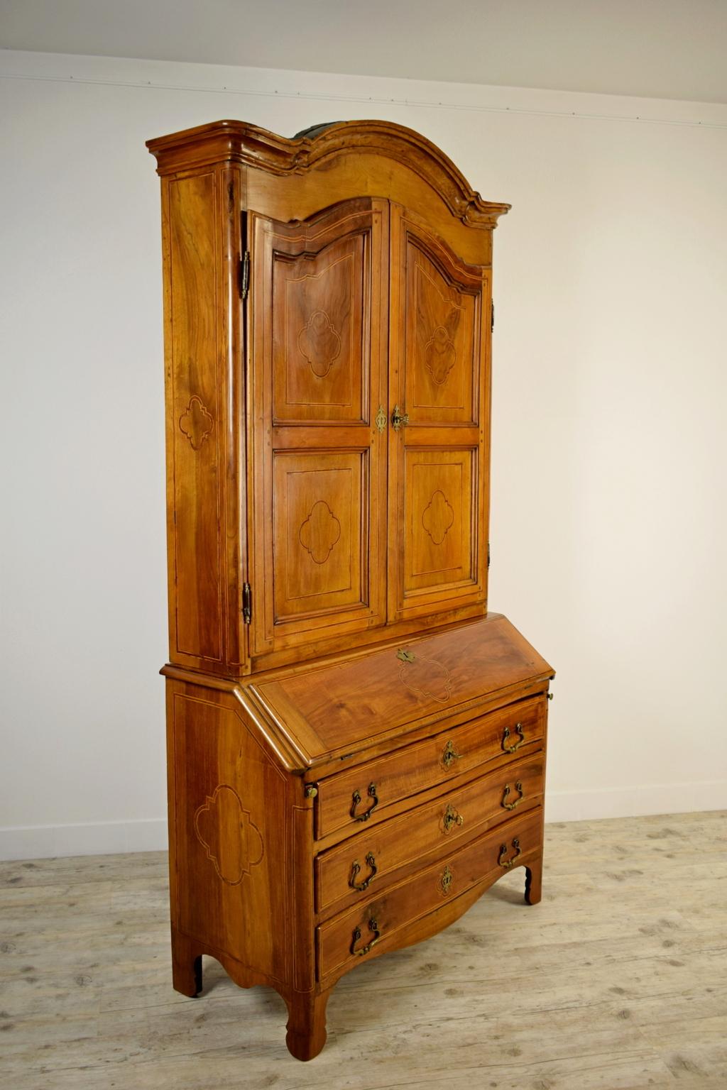 18th century, Italian solid walnut wood Trumeau 

Measures: height cm 239, width cm 122, depth cm 52, depth raised cm 30

Elegant Trumeau, made in piedmont, north of Italy, in the 18th century.
This piece of furniture in solid walnut wood, with