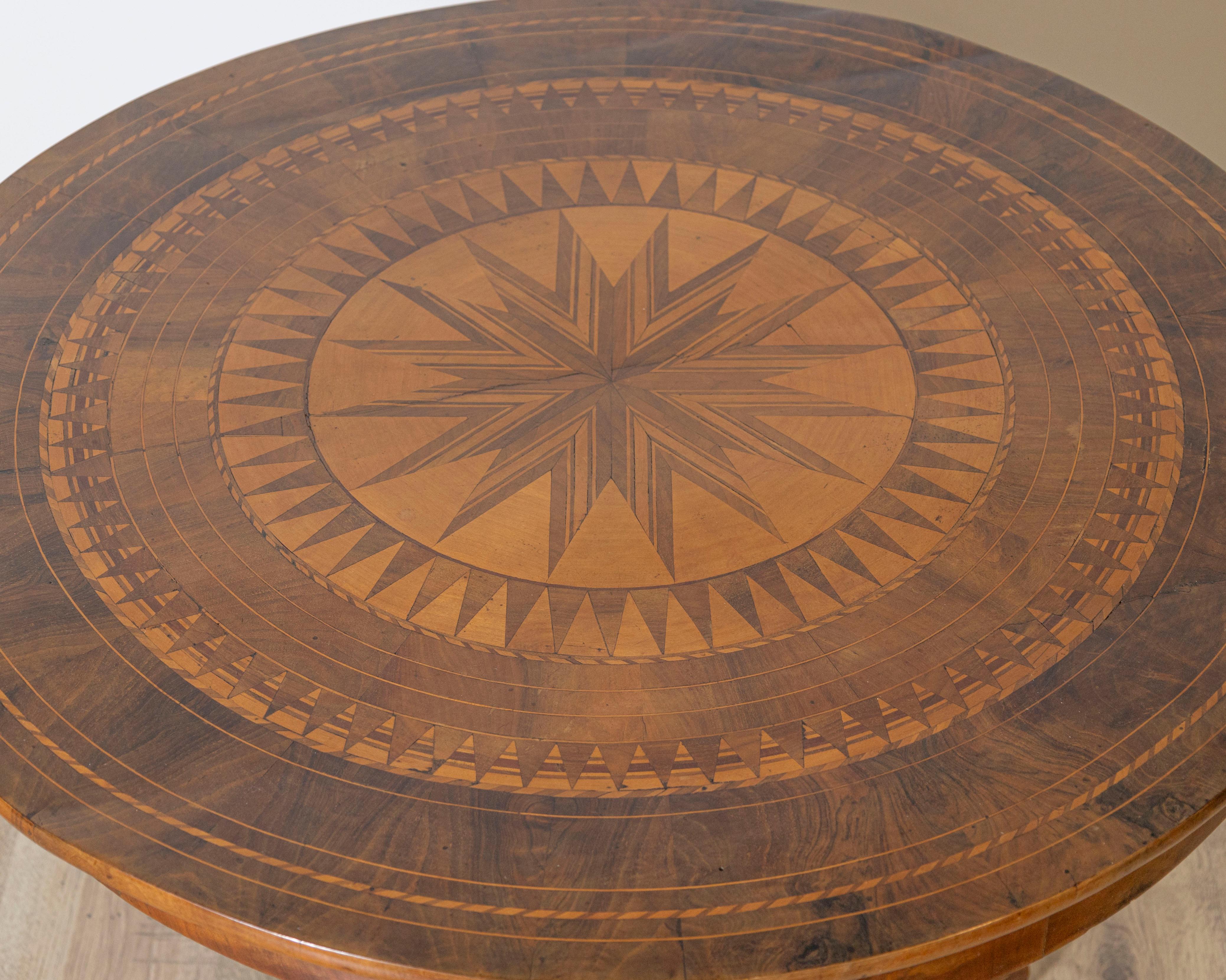 XVIIIe siècle et antérieur Table centrale italienne Sorrento du 18e siècle avec plateau en étoile incrusté en vente