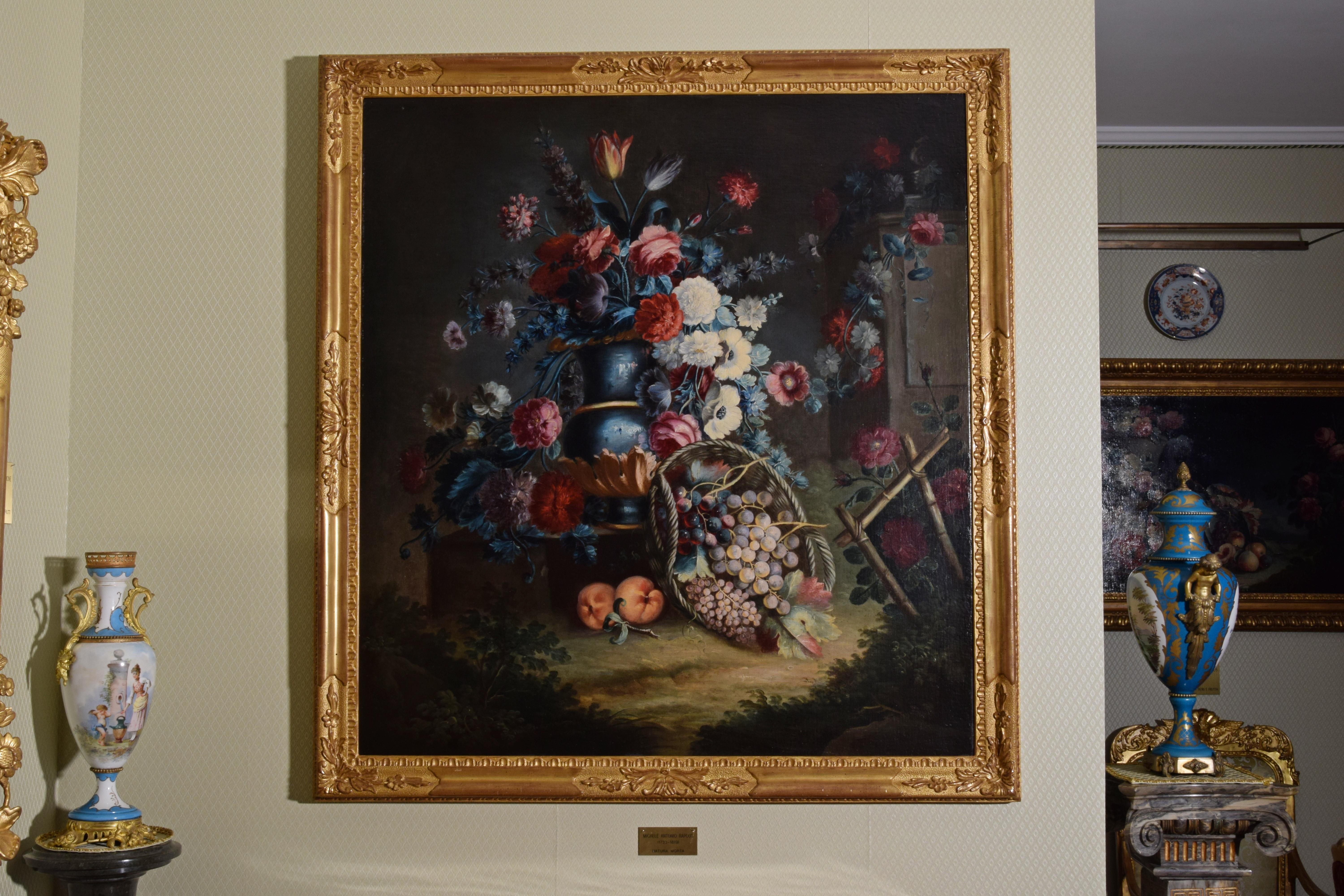 Michele Antonio Rapos (Turin 1733-1819)
Still life with vase of flowers, peaches and a basket of grapes in a garden of roses
Already collection Giuseppe Rossi
Oil on canvas. Canvas: cm 113,00 x 105,00 – with frame cm H 130,00 x W 121,00 x D