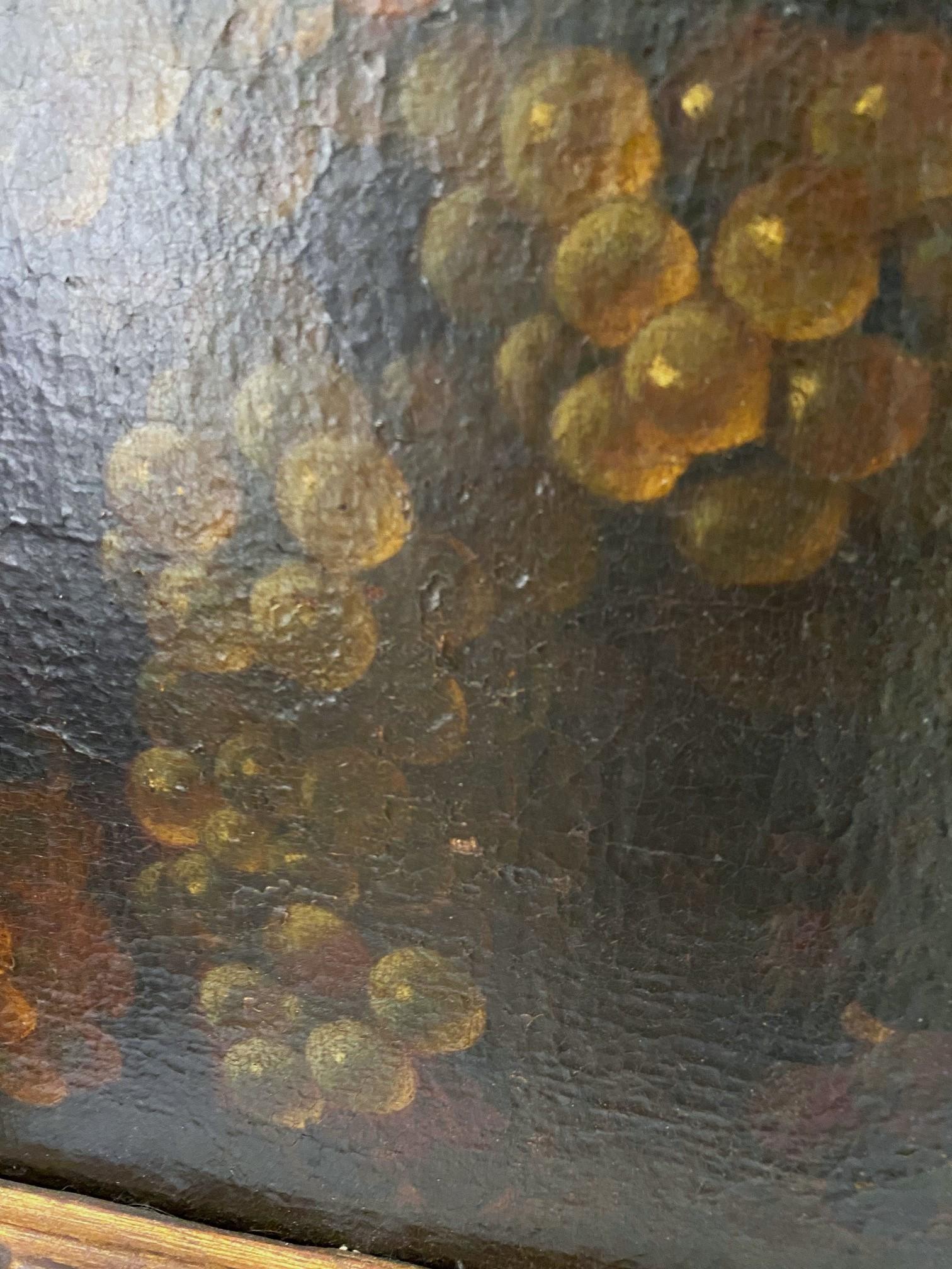 Une huile sur toile italienne de la fin du XVIIIe siècle représentant des raisins dans une nature morte. Cadre italien d'époque. La mesure totale avec le cadre est de 27 