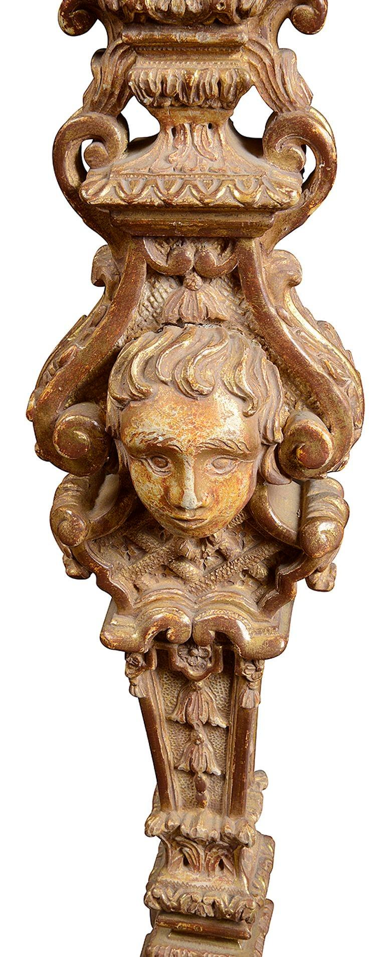 Tavolo da centro in stile italiano del XVIII secolo con piano in marmo e legno dorato intagliato. in vendita 4