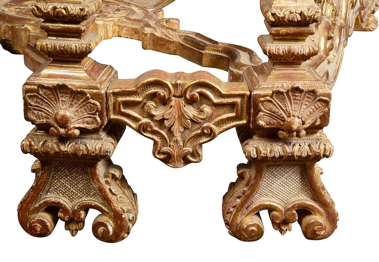 Tavolo da centro in stile italiano del XVIII secolo con piano in marmo e legno dorato intagliato. in vendita 5