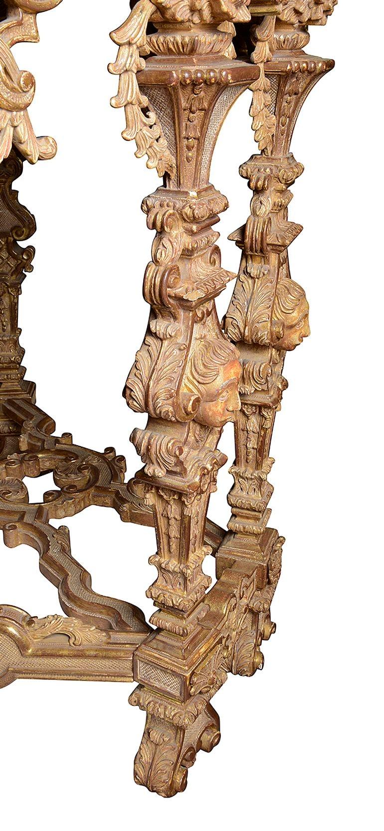 Tavolo da centro in stile italiano del XVIII secolo con piano in marmo e legno dorato intagliato. in vendita 6