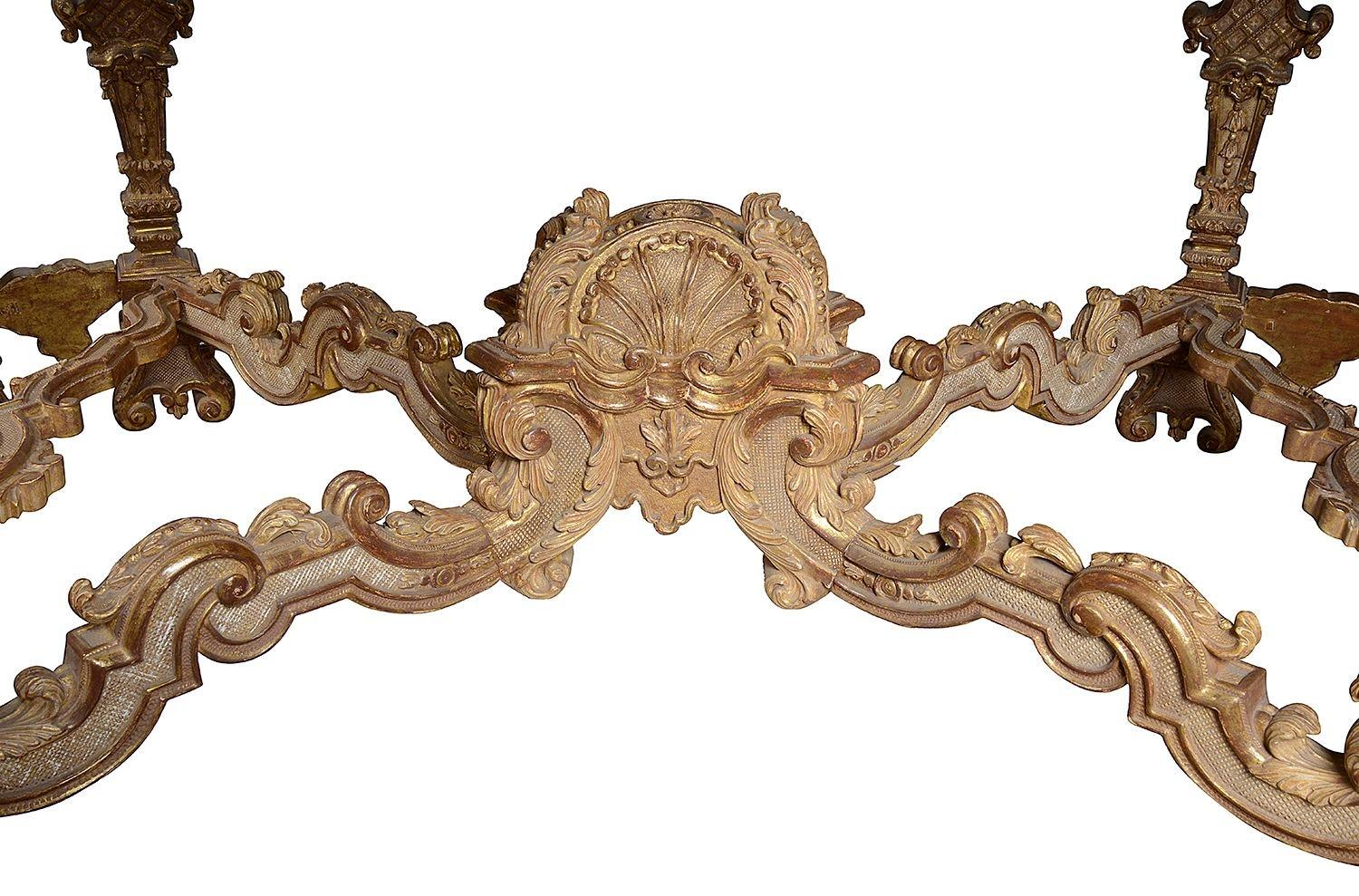 Legno dorato Tavolo da centro in stile italiano del XVIII secolo con piano in marmo e legno dorato intagliato. in vendita