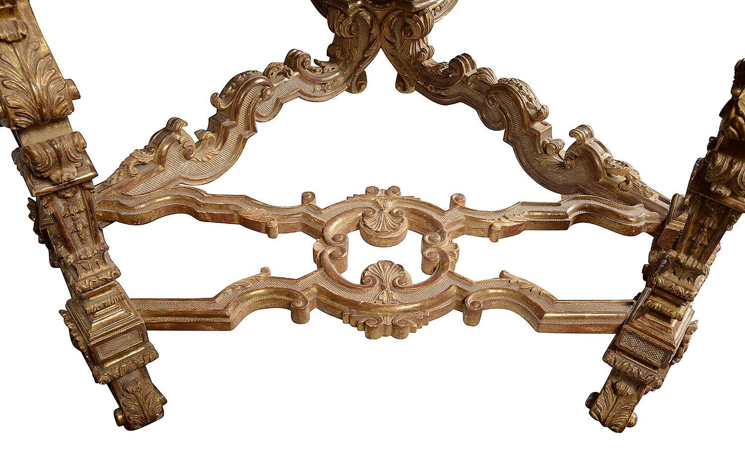 Tavolo da centro in stile italiano del XVIII secolo con piano in marmo e legno dorato intagliato. in vendita 1