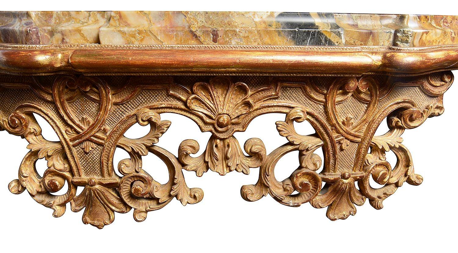 Tavolo da centro in stile italiano del XVIII secolo con piano in marmo e legno dorato intagliato. in vendita 2