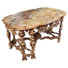 Tavolo da centro in stile italiano del XVIII secolo con piano in marmo e legno dorato intagliato.