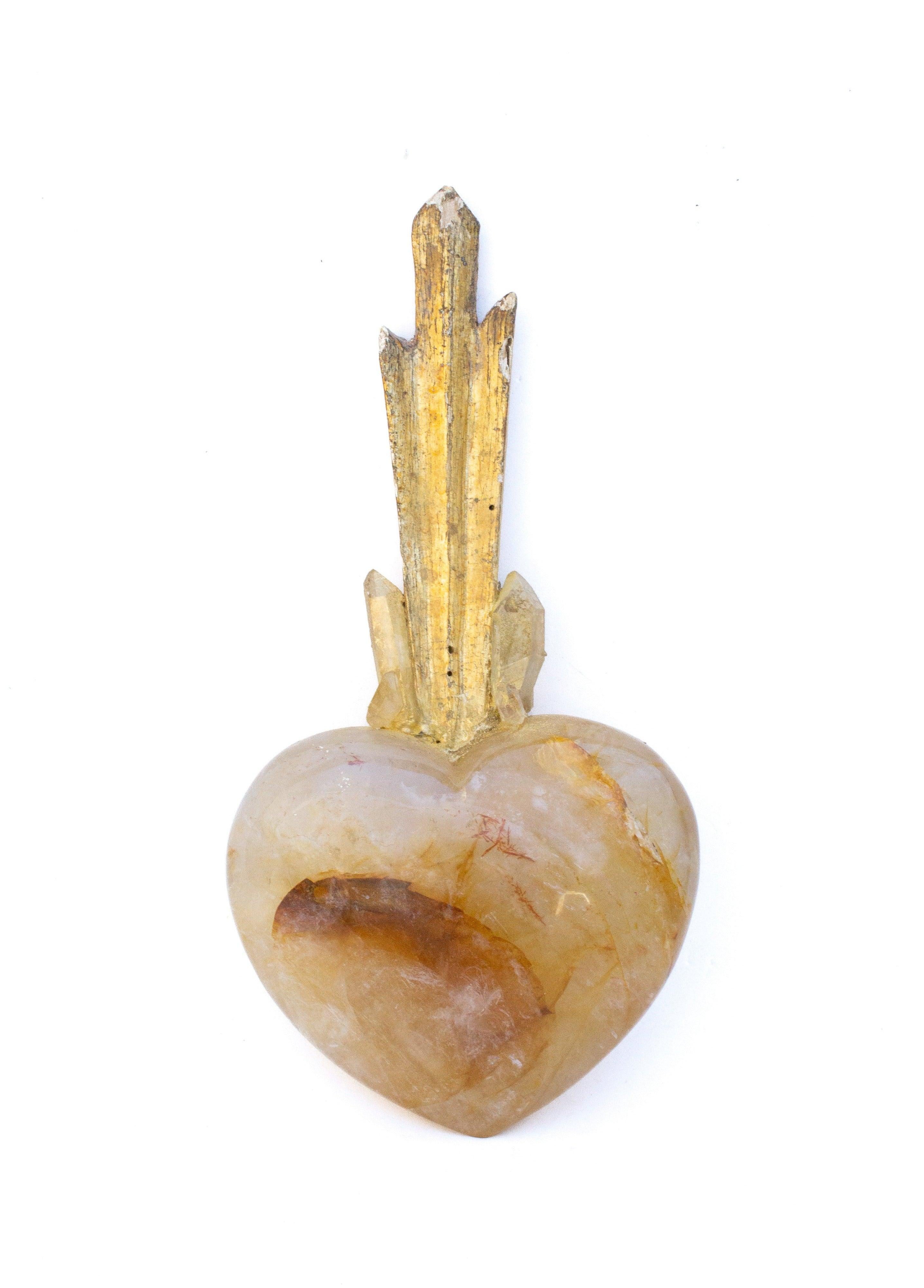 Sacré-Cœur sculptural - Rayon de soleil italien du XVIIIe siècle monté sur un cœur hématoïde jaune et orné de pointes de quartz de cristal jaune. La pièce s'inspire du 