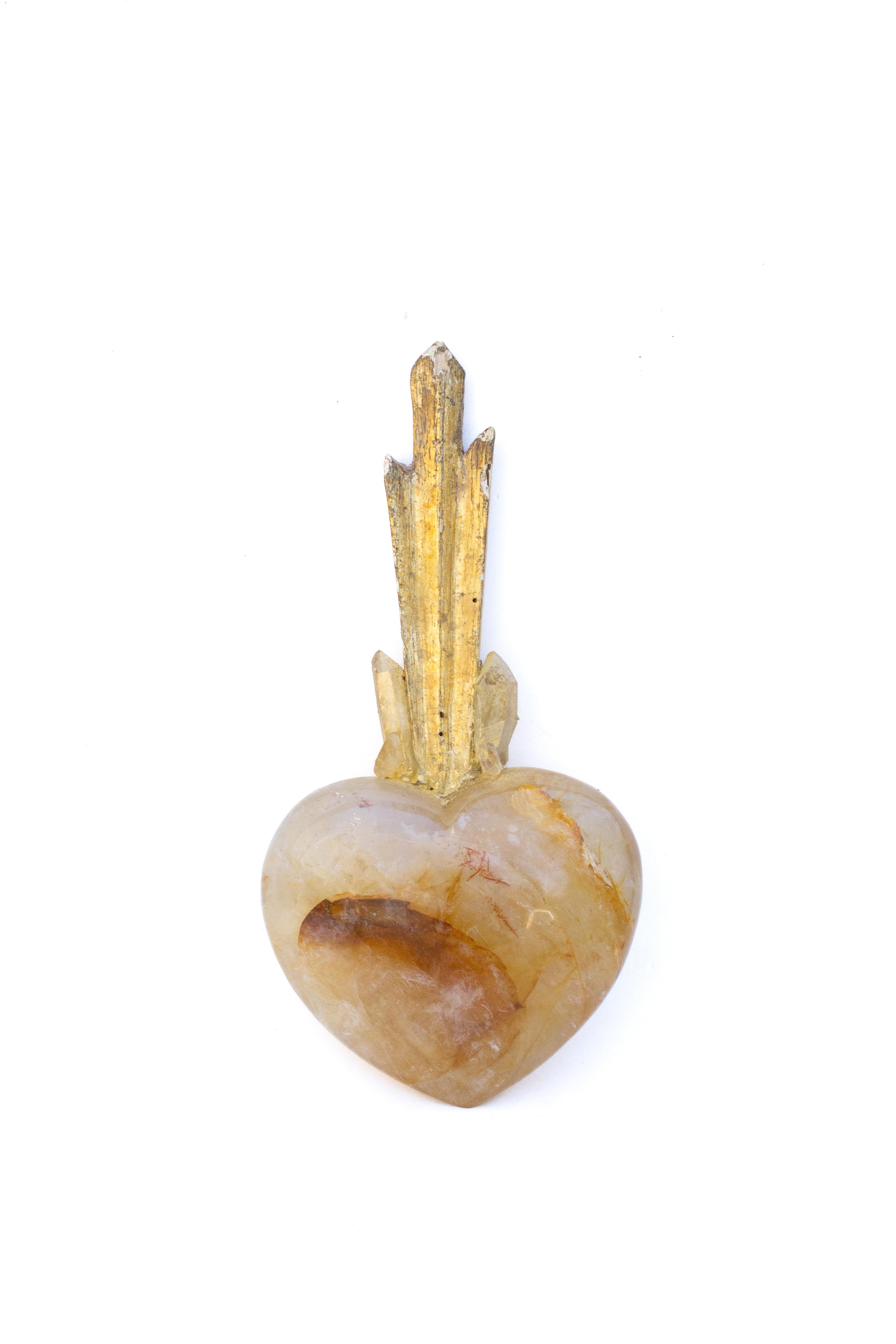 Sagrado Corazón escultórico - Rayo de sol italiano del siglo XVIII montado sobre un corazón hematoide amarillo y adornado con puntas de cuarzo cristalino amarillo. La pieza se inspira en 