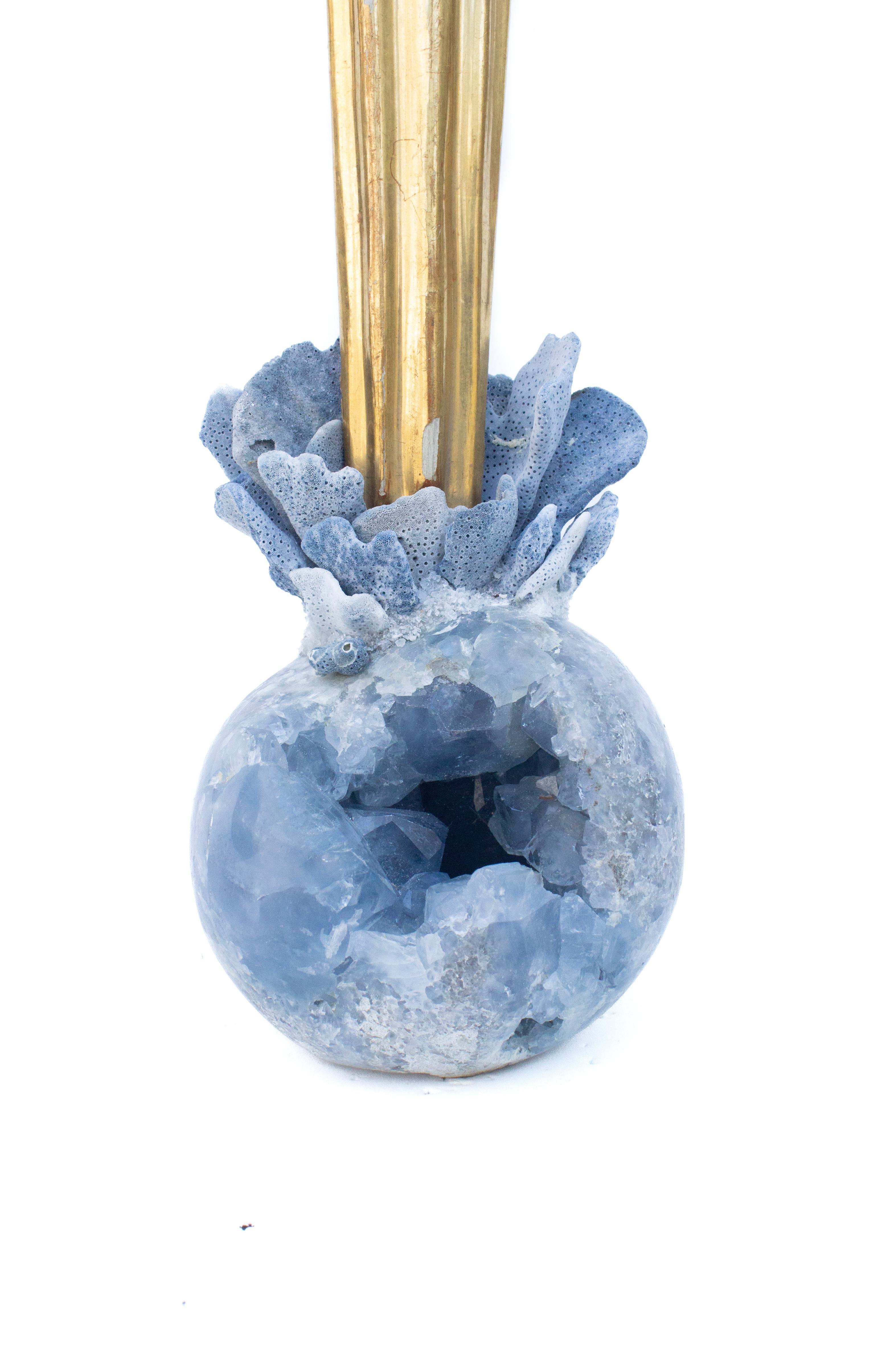 Rayo de sol italiano del siglo XVIII, de pan de oro, montado sobre una esfera de celestita azul y envuelto en coral preservado azul perfectamente coordinado.

El rayo de sol de pan de oro del siglo XVIII formaba parte de un motivo de aureola unido a