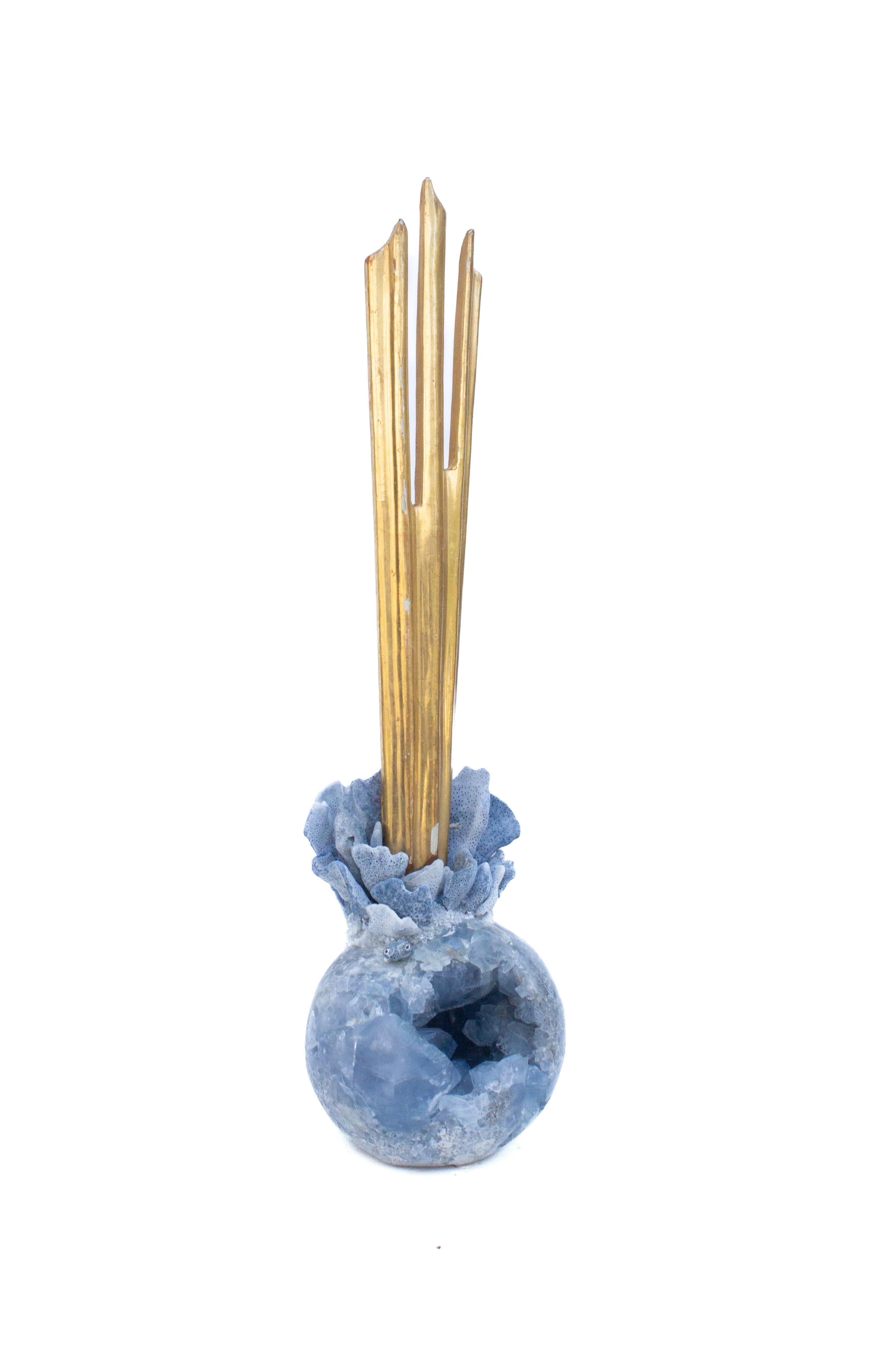 Rayo de Sol Italiano del Siglo XVIII sobre una Esfera de Celesita Azul con Coral Azul Tallado a mano en venta