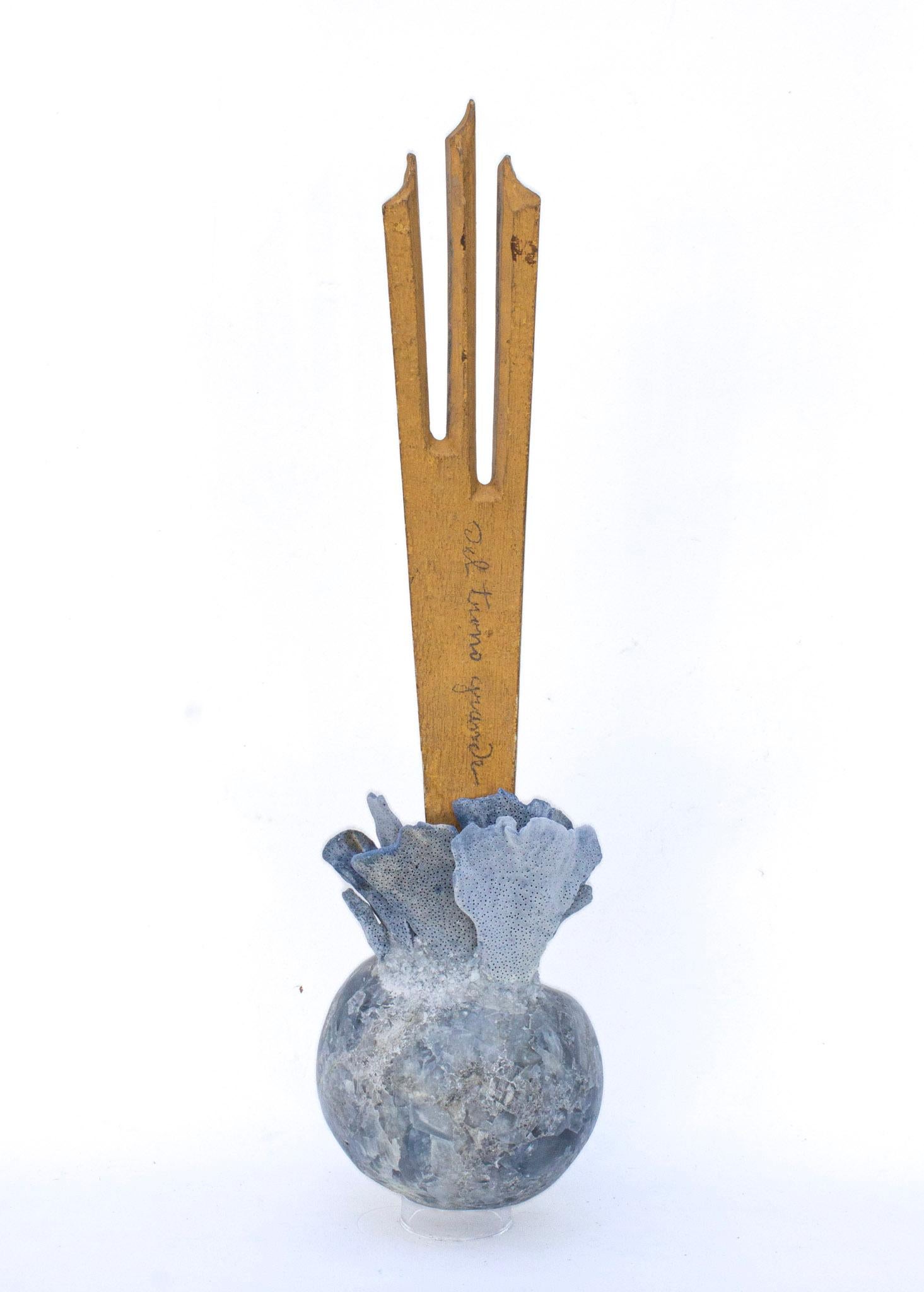 Rayo de Sol Italiano del Siglo XVIII sobre una Esfera de Celesita Azul con Coral Azul siglo XVIII y antes en venta