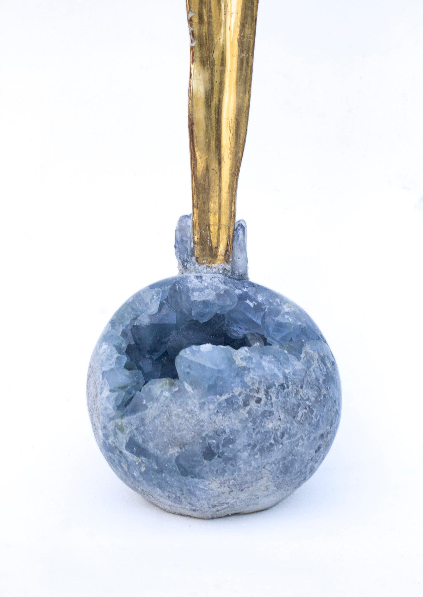 Rayo de sol italiano del siglo XVIII en pan de oro sobre una esfera de celestita y envuelto en cuarzo cristal azul coordinado.

El rayo de sol en pan de oro del siglo XVIII fue en su día un motivo de aureola que formaba parte de un crucifijo o una