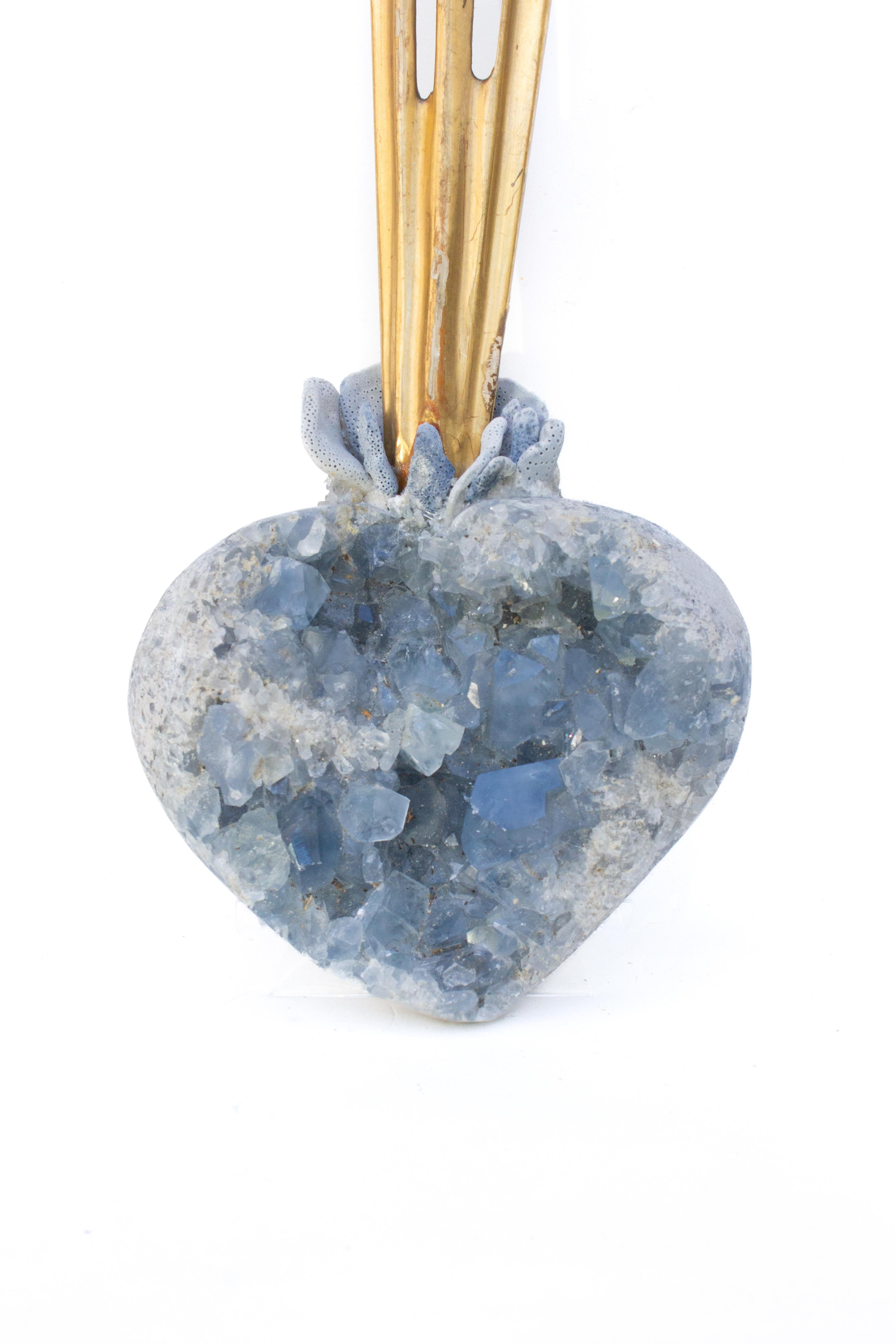 Rayo de sol dorado italiano del siglo XVIII montado sobre un corazón de geoda de celesita azul y adornado con coral azul. El rayo de sol de pan de oro del siglo XVIII formaba parte originalmente de un motivo de aureola o rayo de sol en una