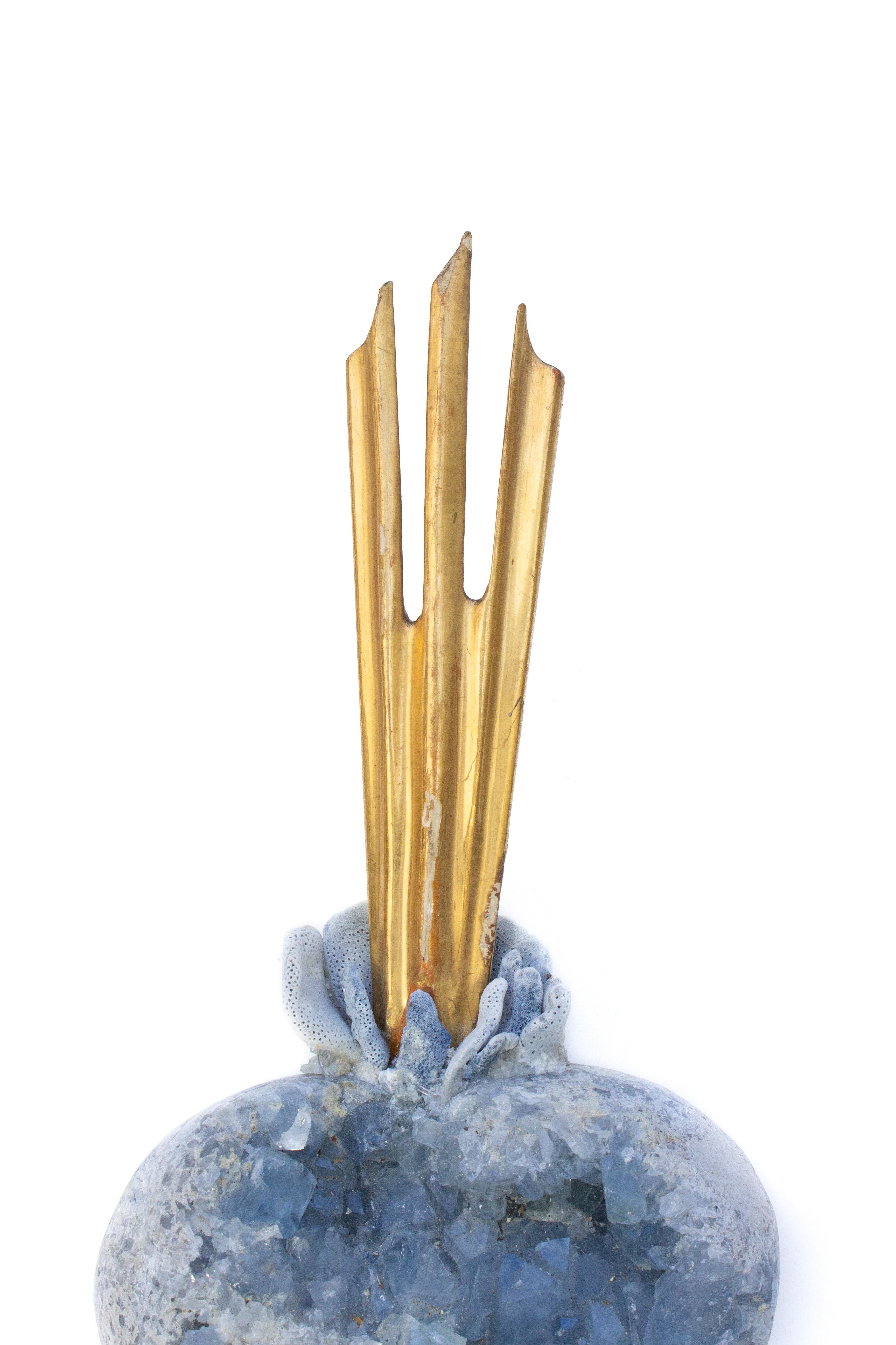 Rayo de Sol Italiano del Siglo XVIII sobre Geoda de Celesita Azul Corazón con Coral Azul Rococó