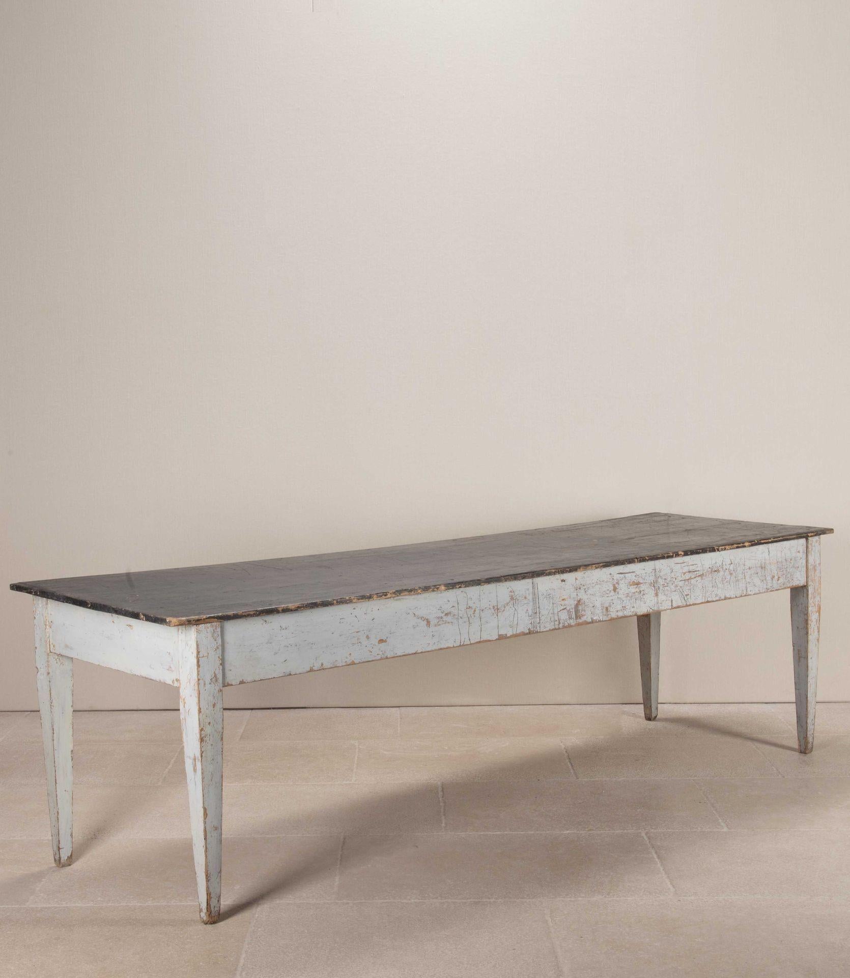 Mesa italiana del siglo XVIII con pintura original.Los colores originales de esta mesa se descubrieron bajo una capa de pintura marrón del siglo XIX. La base es de color gris pálido y el tablero negro, ambos con la pátina desgastada de una mesa que