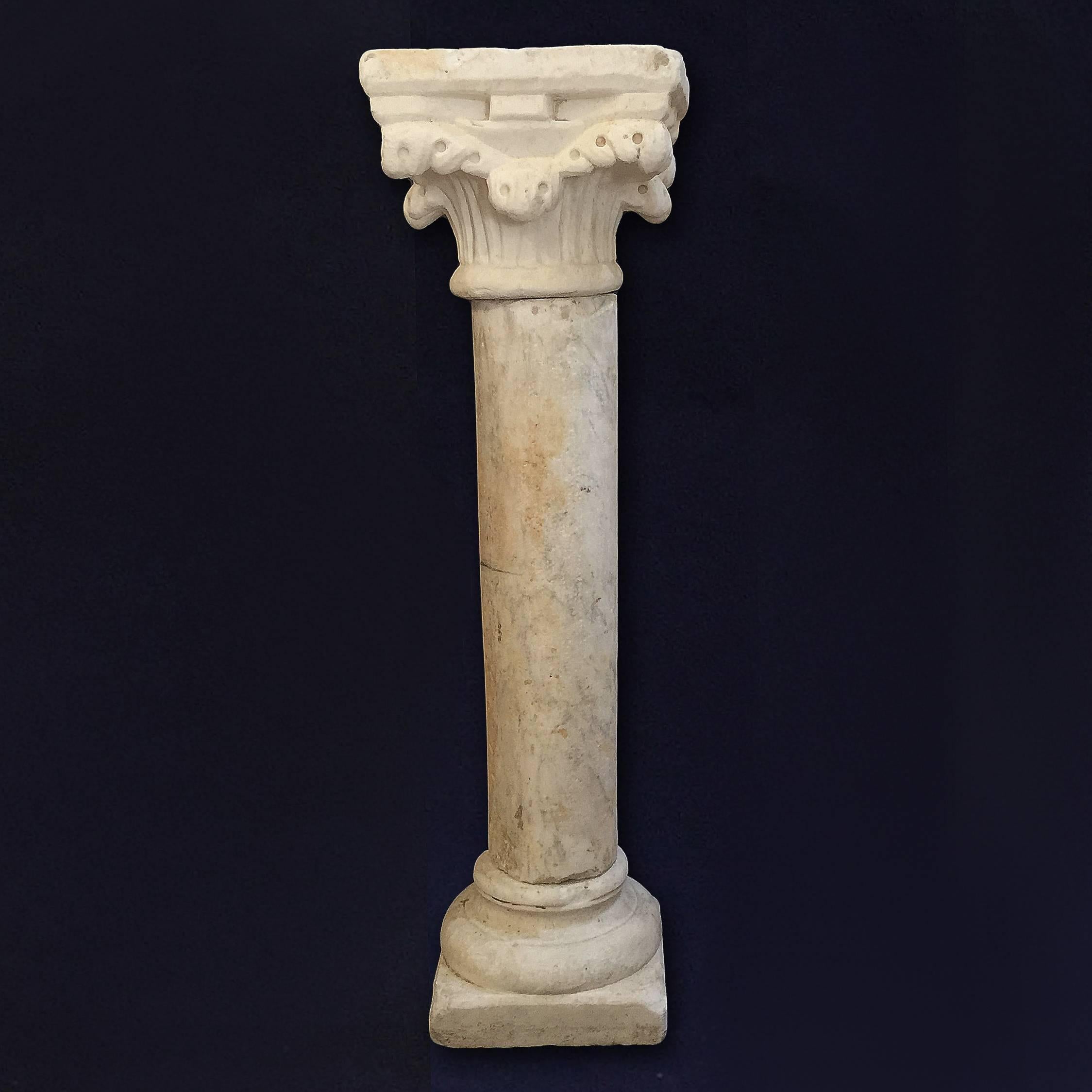 18th Century Italian Three-Piece Carved White Marble Pedestal with Capital In Good Condition In Firenze, IT