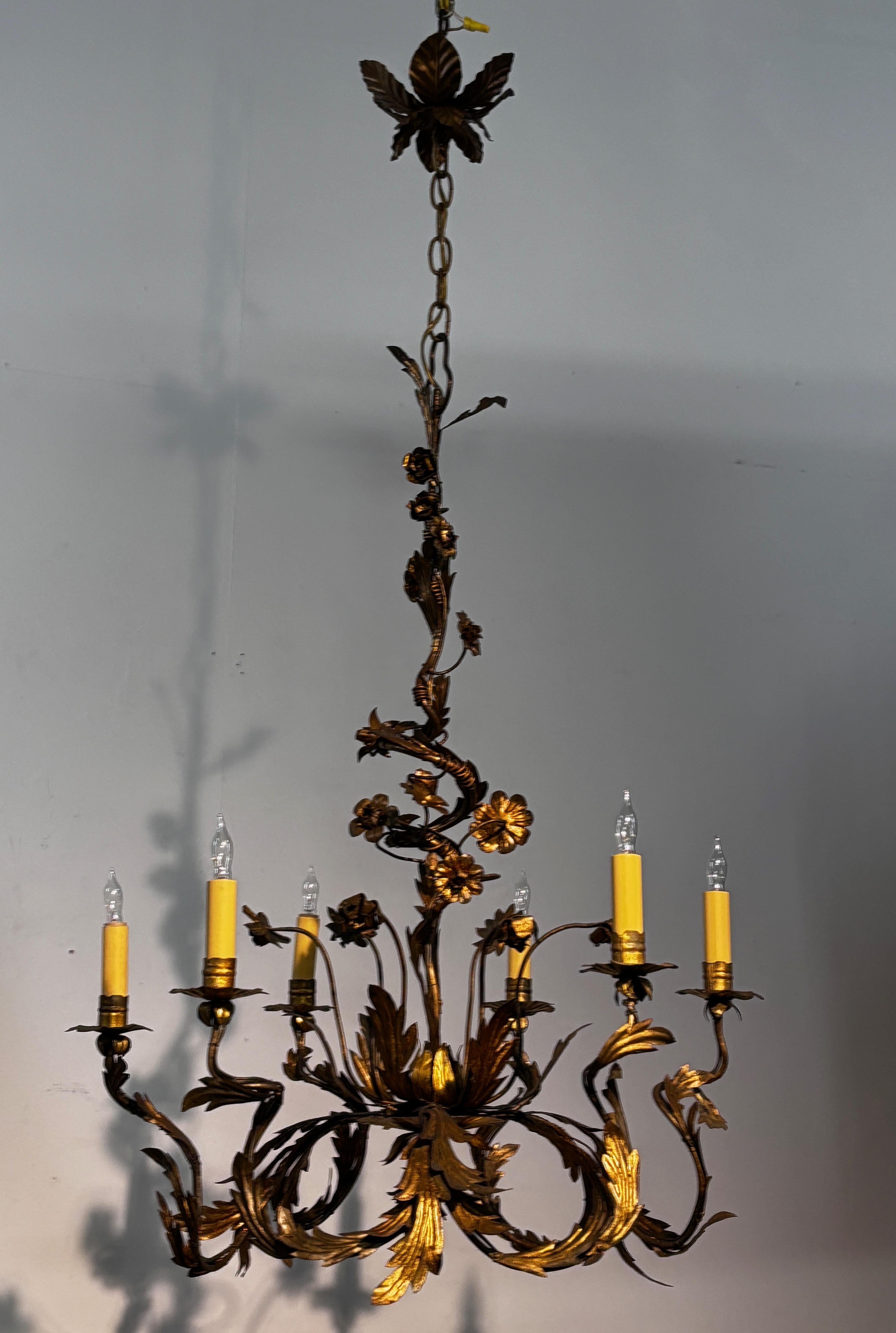 Candelabro italiano del siglo XVIII pintado al tolete y dorado en venta 2