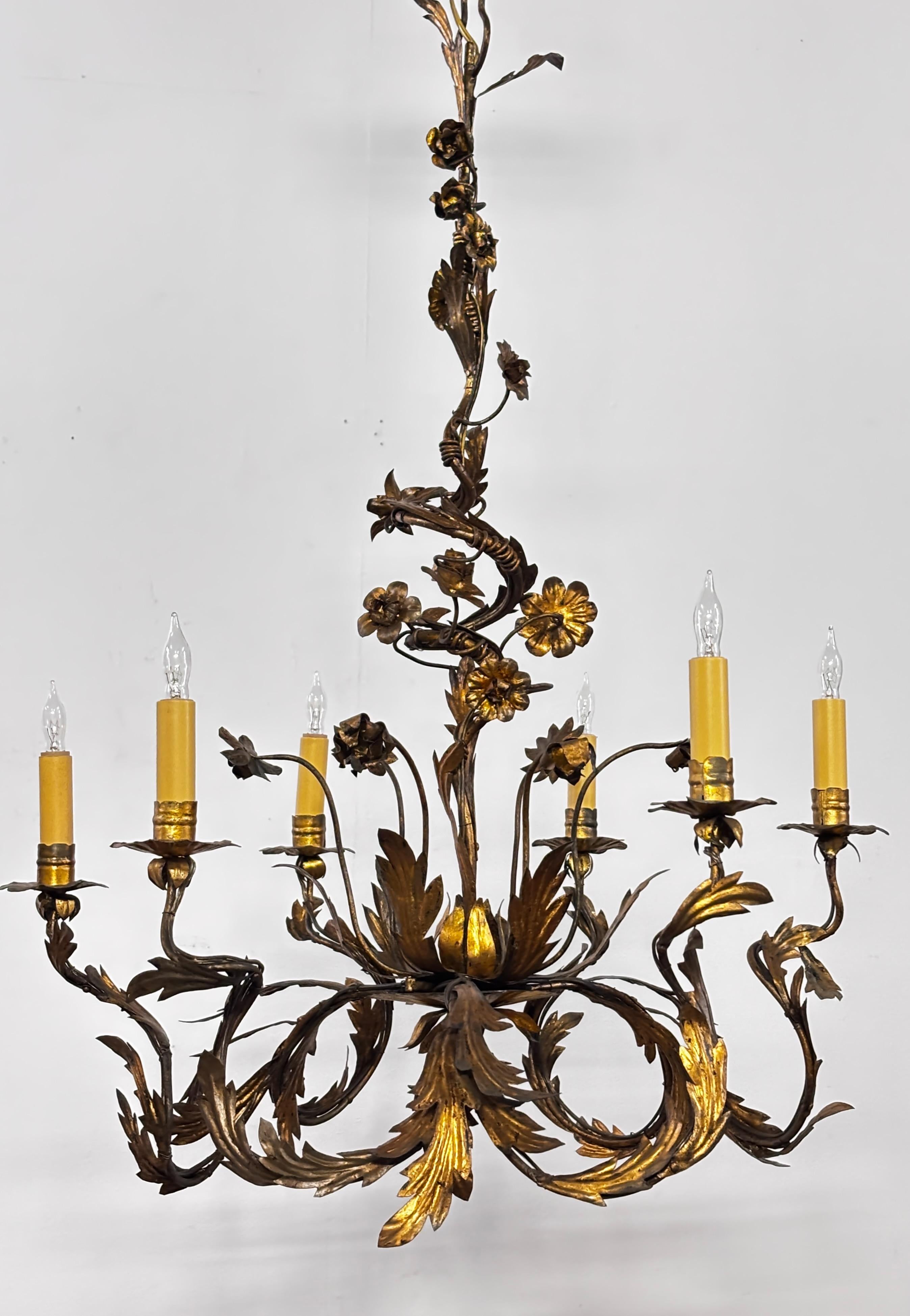 Impresionante lámpara de araña de 6 brazos con forma botánica de principios a mediados del siglo XVIII, pintada en tole y dorada. Originalmente habría albergado velas, ahora convertidas en eléctricas. Con cableado profesional, admite bombillas del