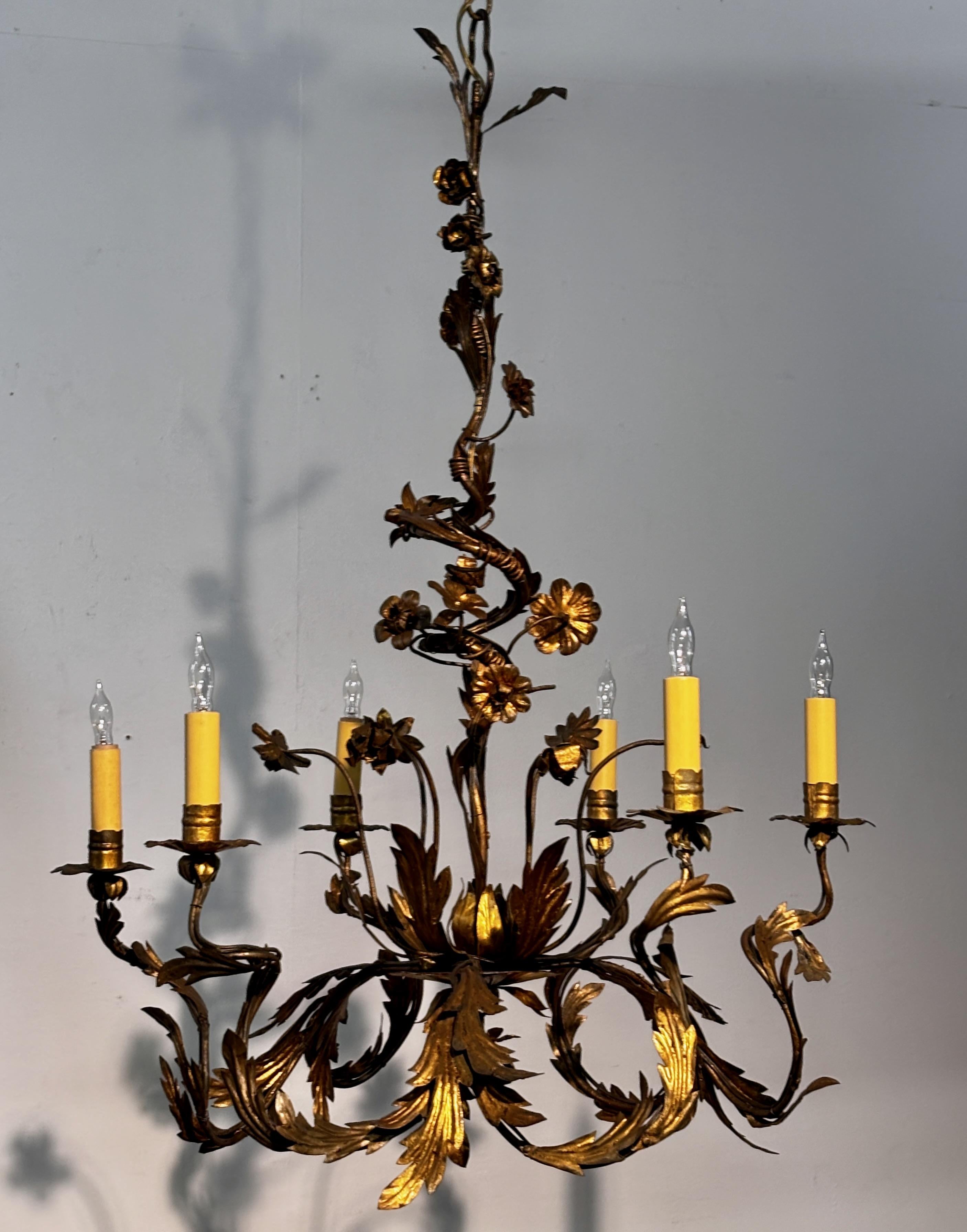 Candelabro italiano del siglo XVIII pintado al tolete y dorado Italiano en venta