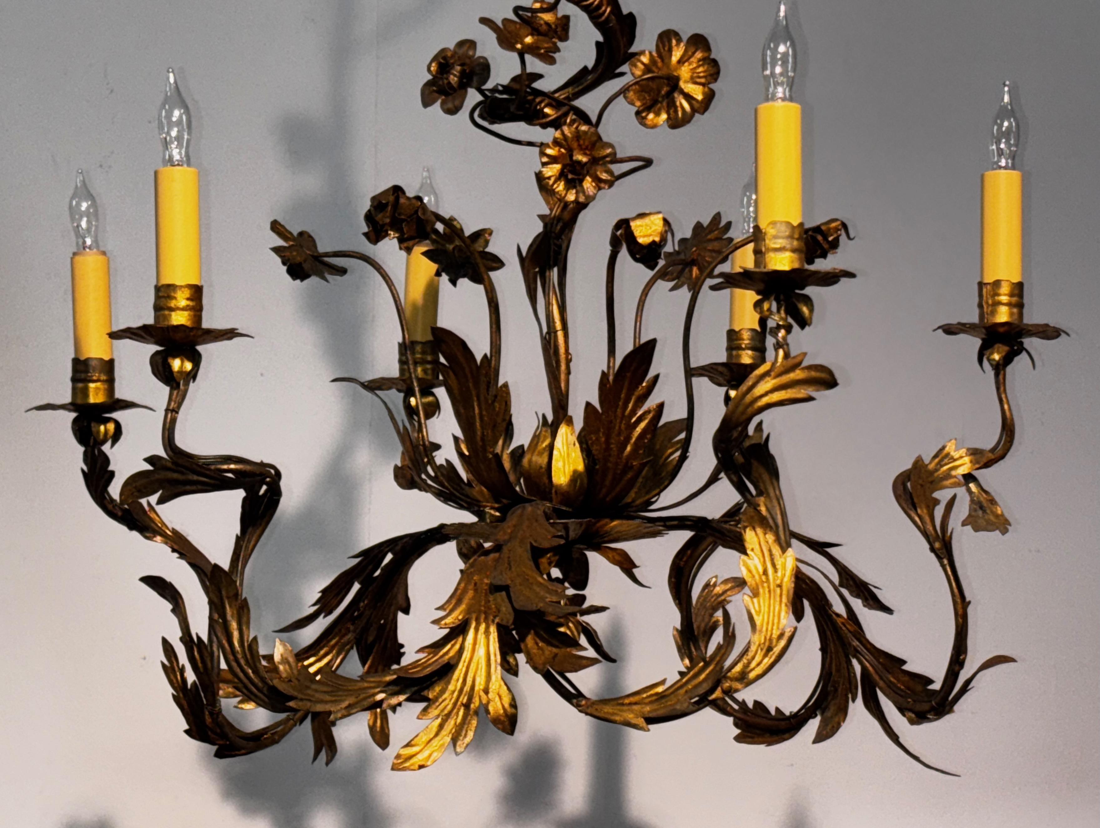 Candelabro italiano del siglo XVIII pintado al tolete y dorado Hecho a mano en venta