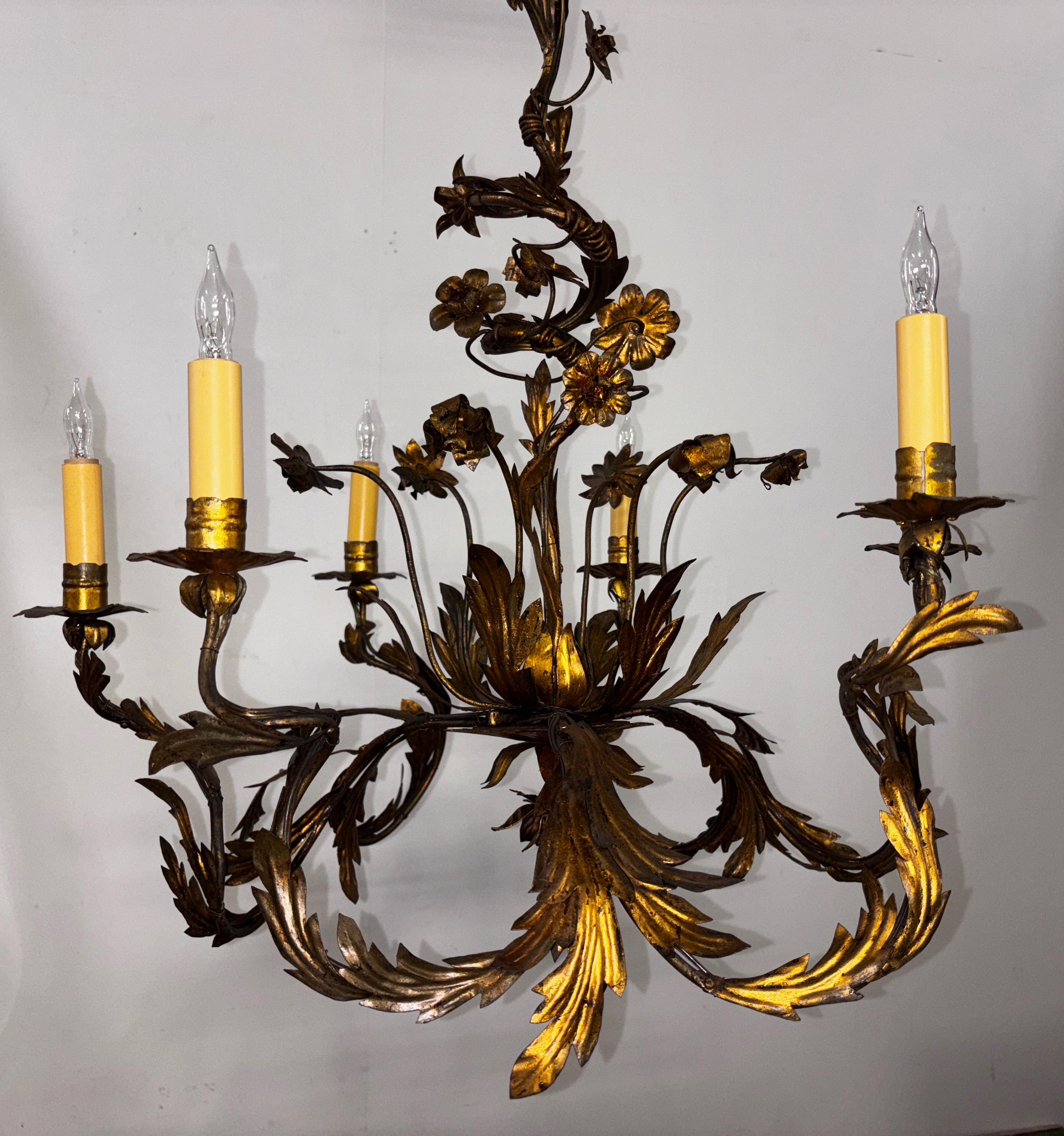 Candelabro italiano del siglo XVIII pintado al tolete y dorado en venta 1