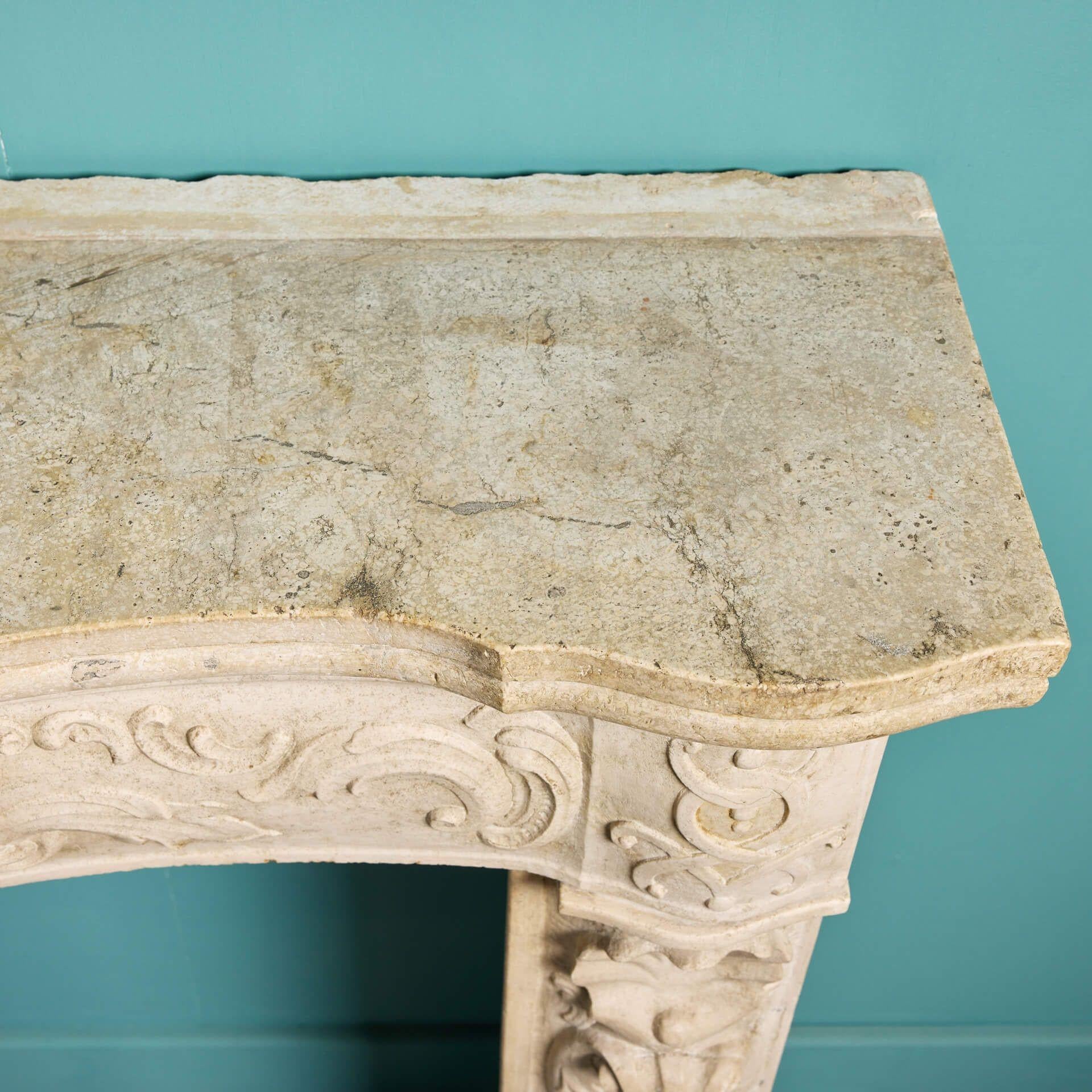 Cheminée italienne du 18ème siècle en marbre travertin en vente 4