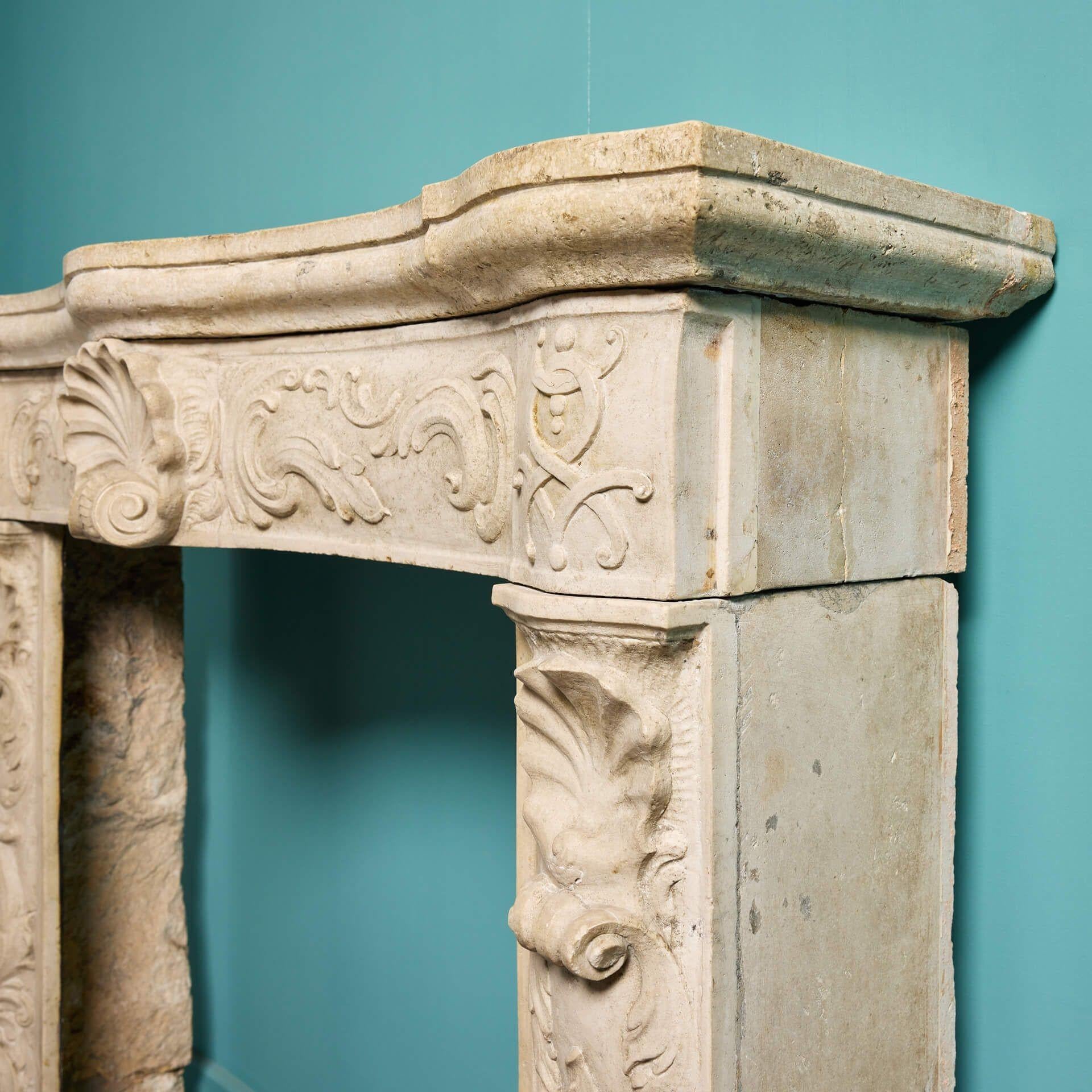 Cheminée italienne du 18ème siècle en marbre travertin en vente 5