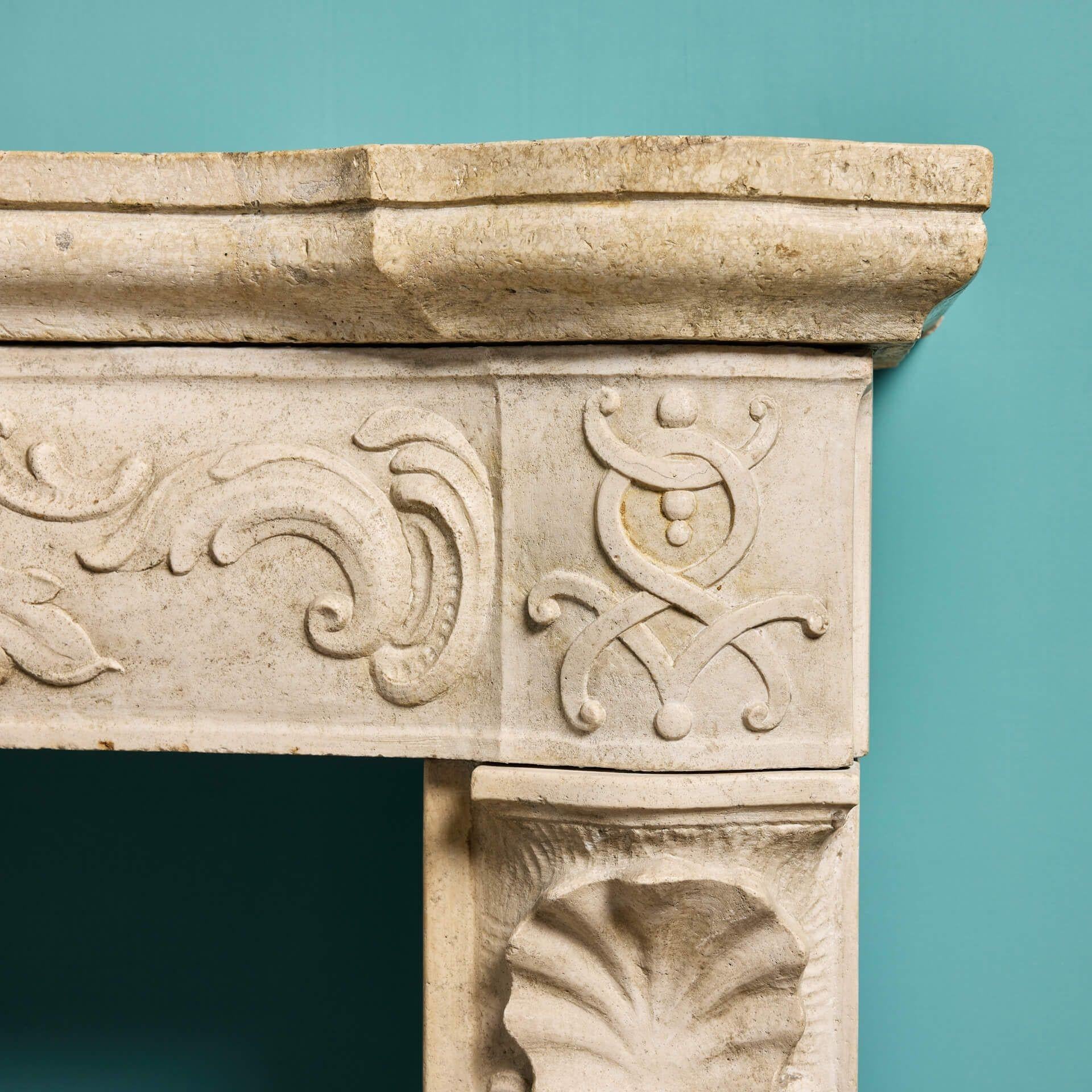 Cheminée italienne du 18ème siècle en marbre travertin État moyen - En vente à Wormelow, Herefordshire