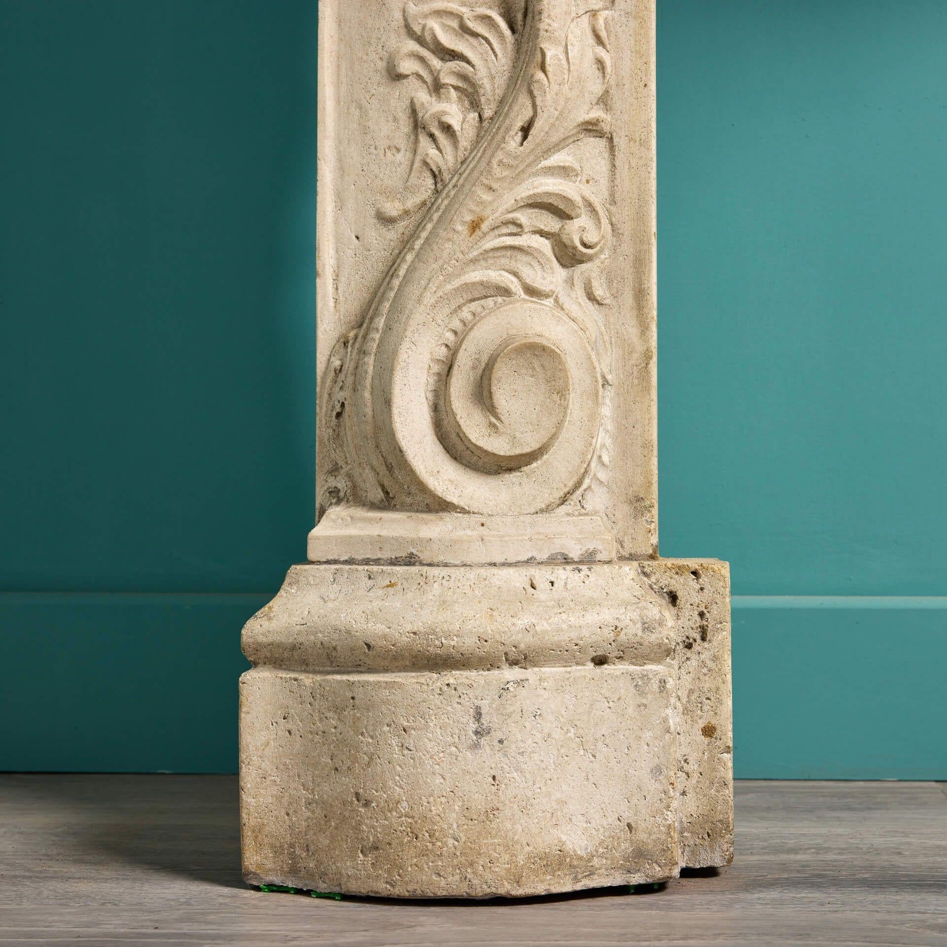 Pierre Cheminée italienne du 18ème siècle en marbre travertin en vente