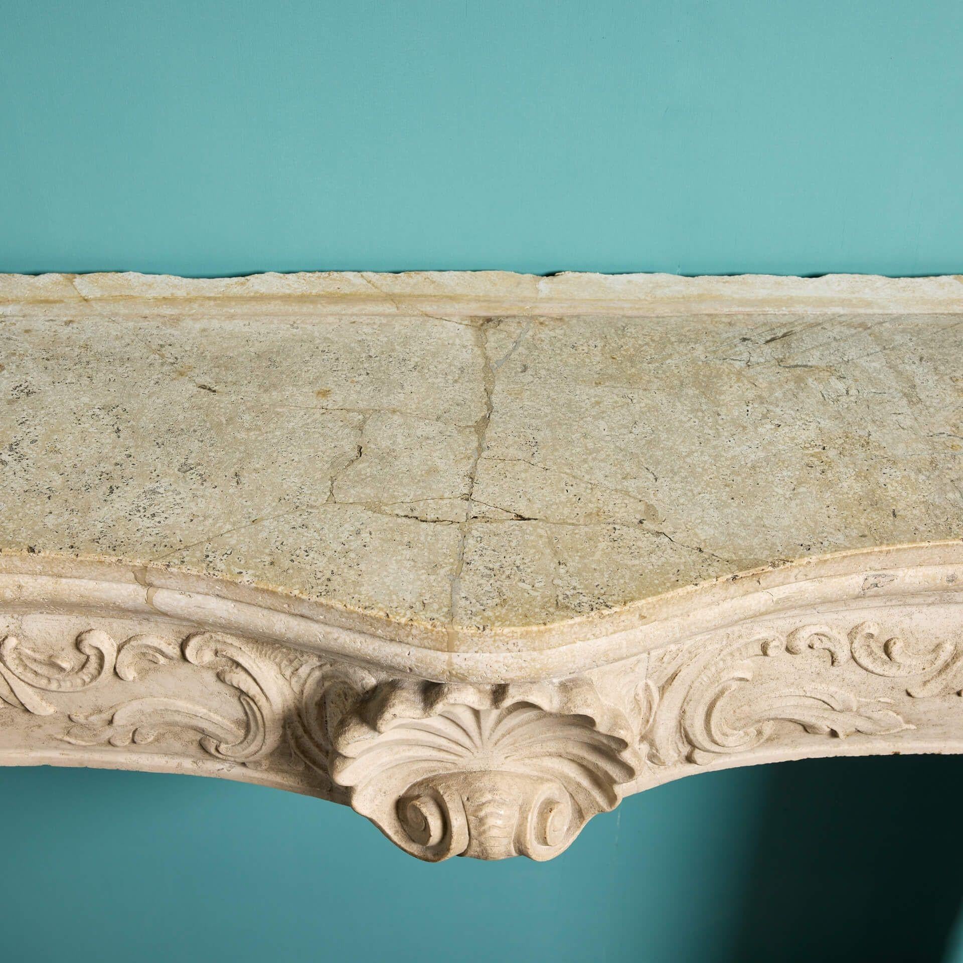 Cheminée italienne du 18ème siècle en marbre travertin en vente 2