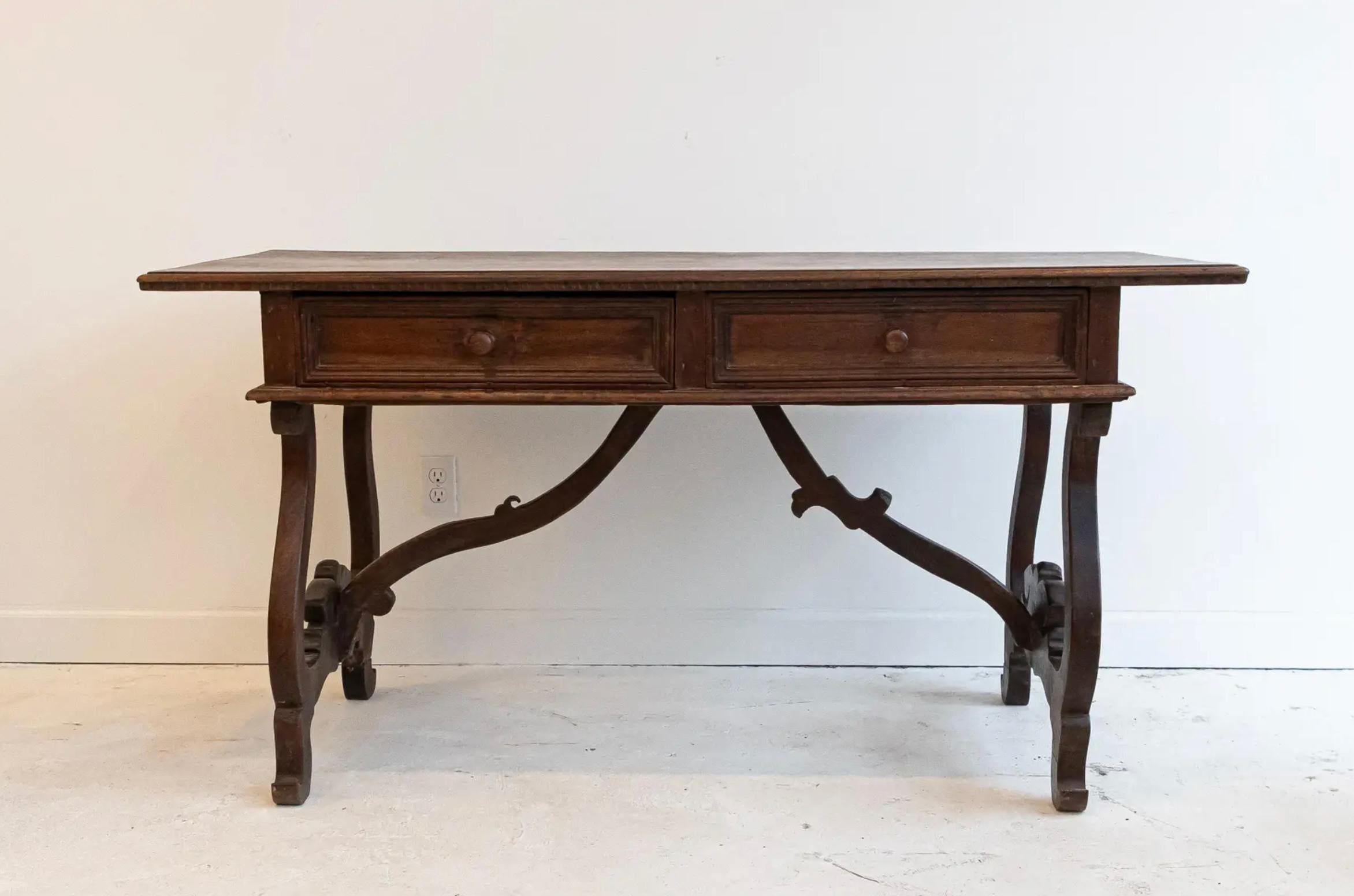 Cette exquise table à tréteaux italienne du XVIIIe siècle est un véritable témoignage de l'artisanat intemporel. Fabriqué à la main à partir d'un riche noyer massif, il présente une patine magnifiquement vieillie qui a été nouvellement cirée et