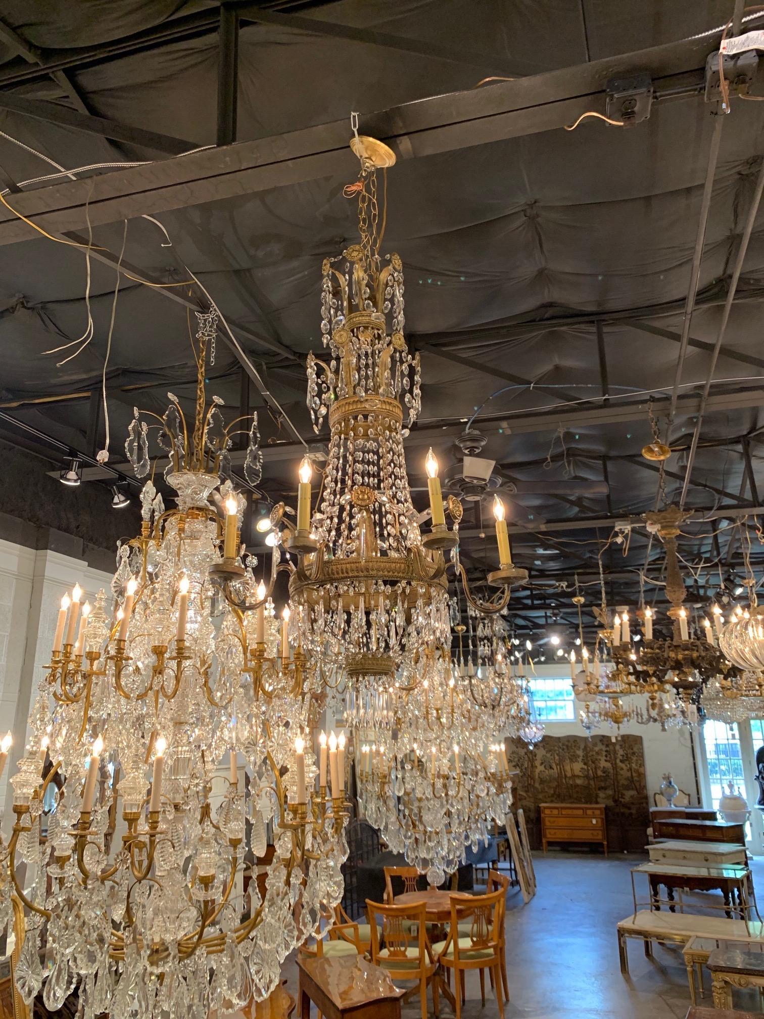 Favoloso lampadario a tole in cristallo perlato del XVIII secolo italiano con 6 luci. Questo apparecchio ha una scala e una forma bellissime e brilla di perline e cristalli. La struttura di Tole presenta anche splendidi elementi decorativi.