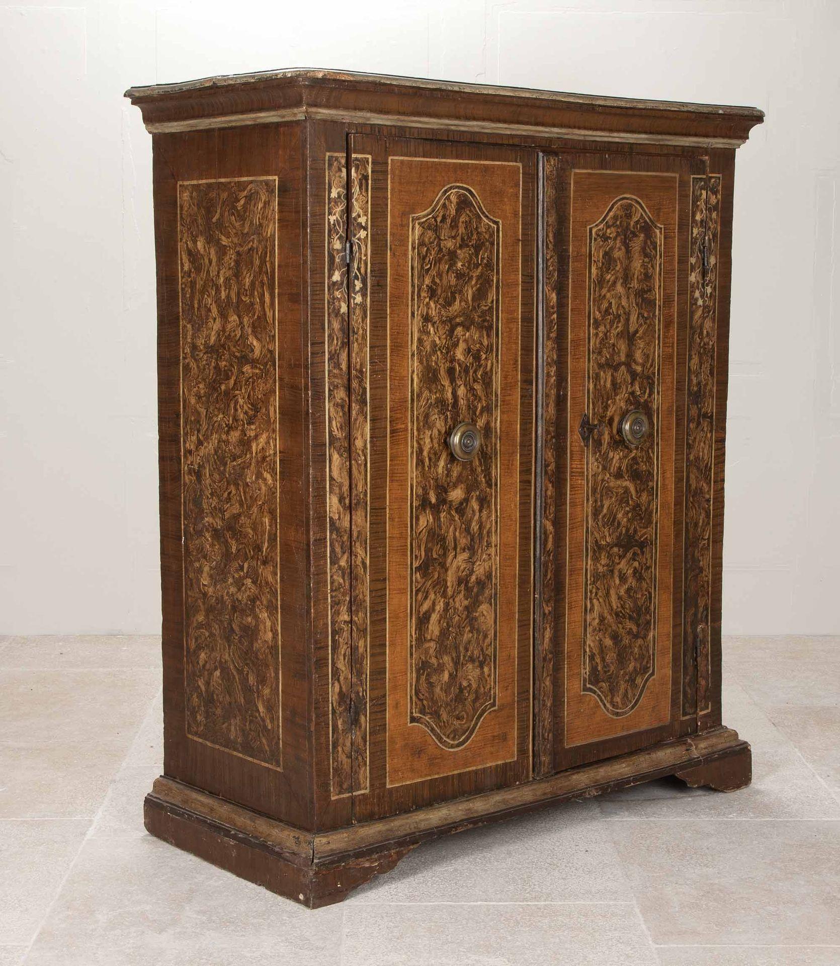 Incantevole armadio toscano del XVIII secolo proveniente da Firenze, Italia.
Con la sua vernice originale, dipinta con sottili sfumature marroni screziate.
Con pannelli centrali centrati dai tiretti originali in ottone. Conserva anche la ferramenta