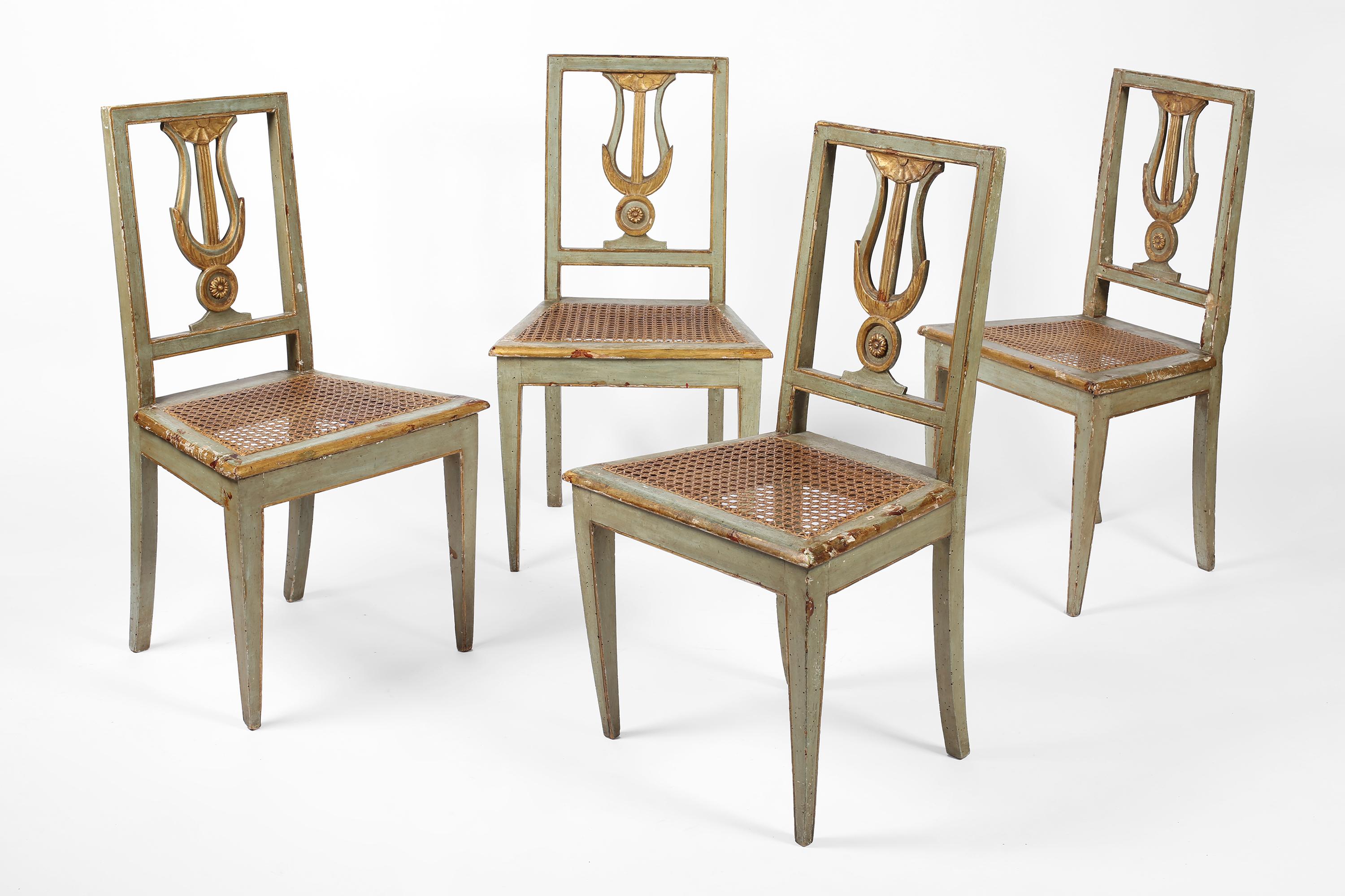 VENDU SÉPARÉMENT 

Une série de quatre chaises de salle à manger ou d'appoint du 18e siècle provenant de la ville toscane de Lucques. Construites en bois sculpté et dotées de leur finition polychrome originale peinte et dorée, les chaises sont