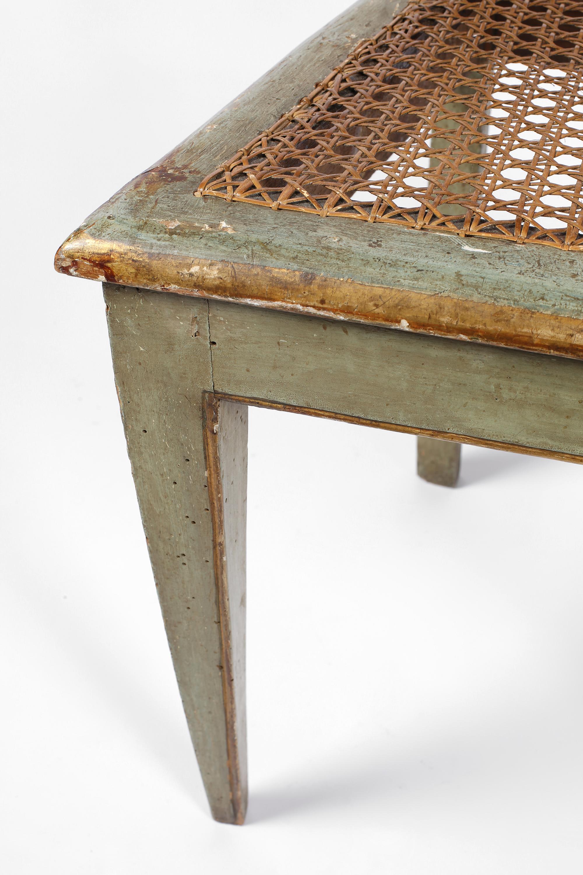 Chaise de salle à manger toscanne du 18ème siècle peinte et dorée polychrome en vente 1