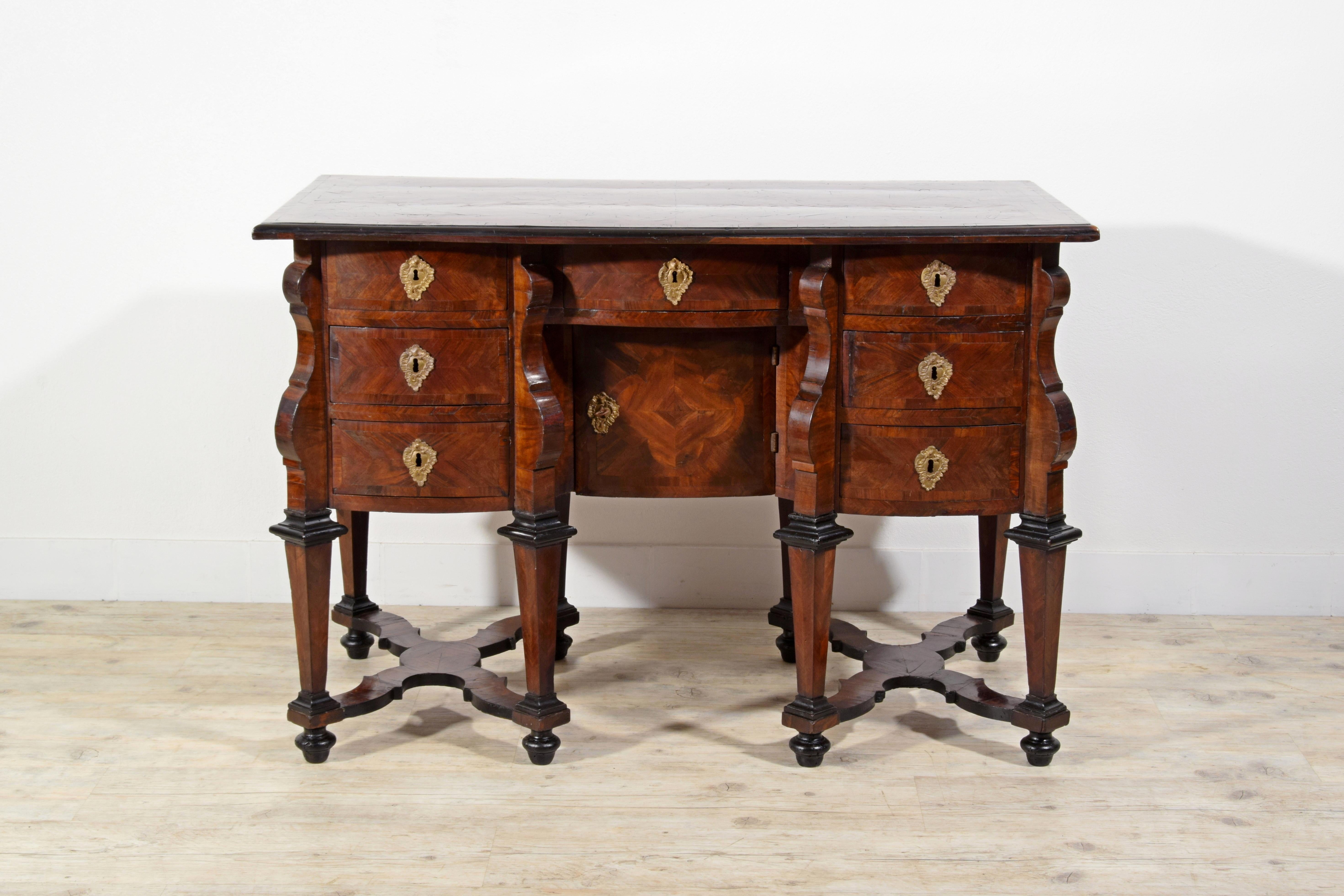 18. Jahrhundert, Italienisches Furnierholz Bureau Mazzarina
Dieser Mazzarina-Schreibtisch wurde in der Barockzeit, im frühen achtzehnten Jahrhundert, in Turin hergestellt, inspiriert durch die Modelle von Möbeln am Hof von Ludwig XIV.