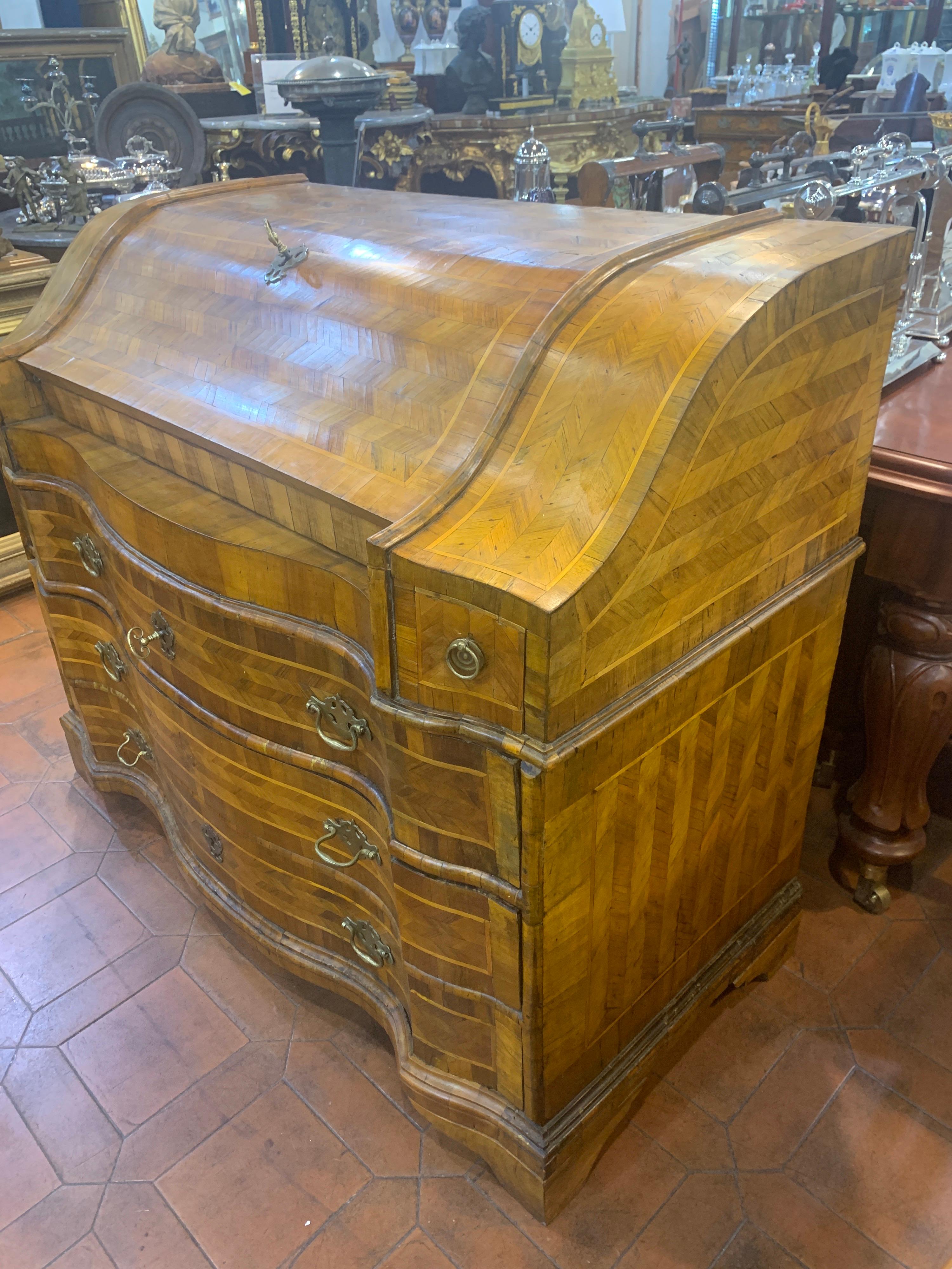 Fantastic example of cabinet-making in Verona, we are faced with a work of art, a piece of furniture sinuous in shape, completely original in the wooden part; the handles alas have been replaced but it is permissible on a 270 years old piece of
