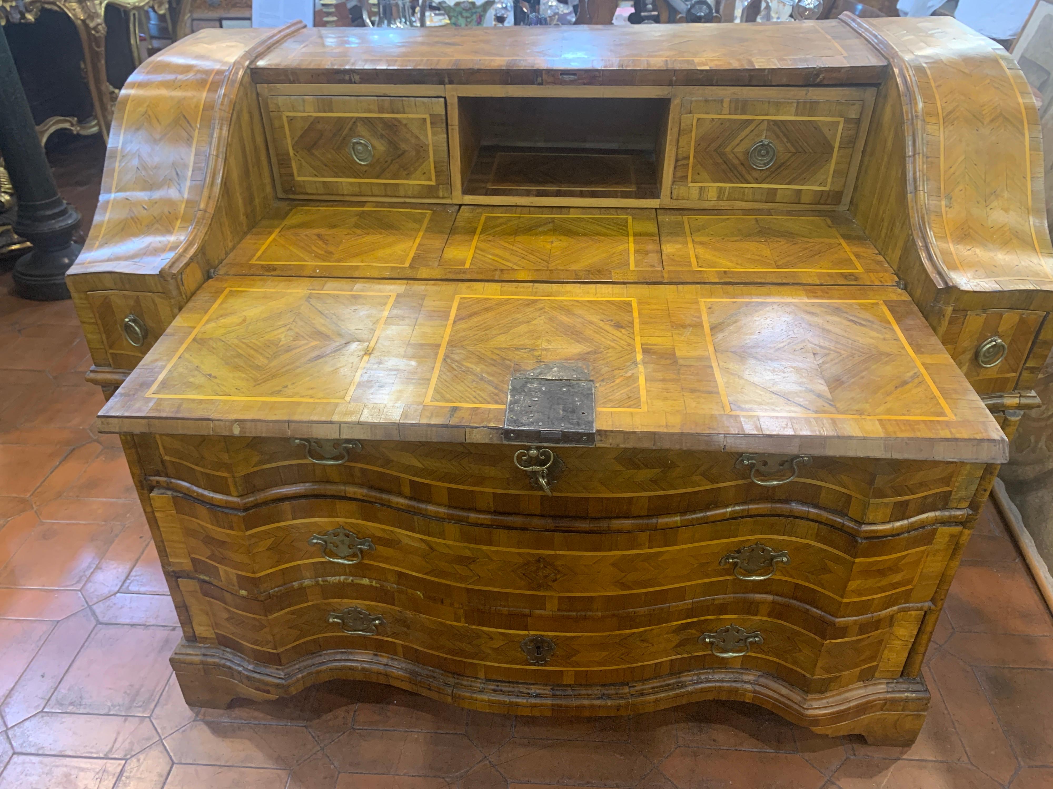 18th Century Italian Verona Louis XV Walnut Marquetry Bureau Secrétaire, 1700s For Sale 4