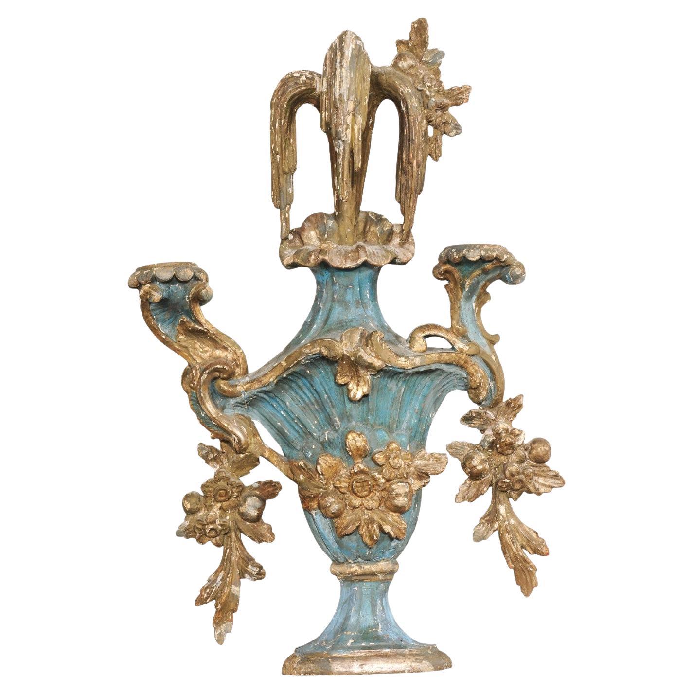 Fragment d
urne italienne du XVIIIe siècle, sculptée et peinte, fixée au mur en vente