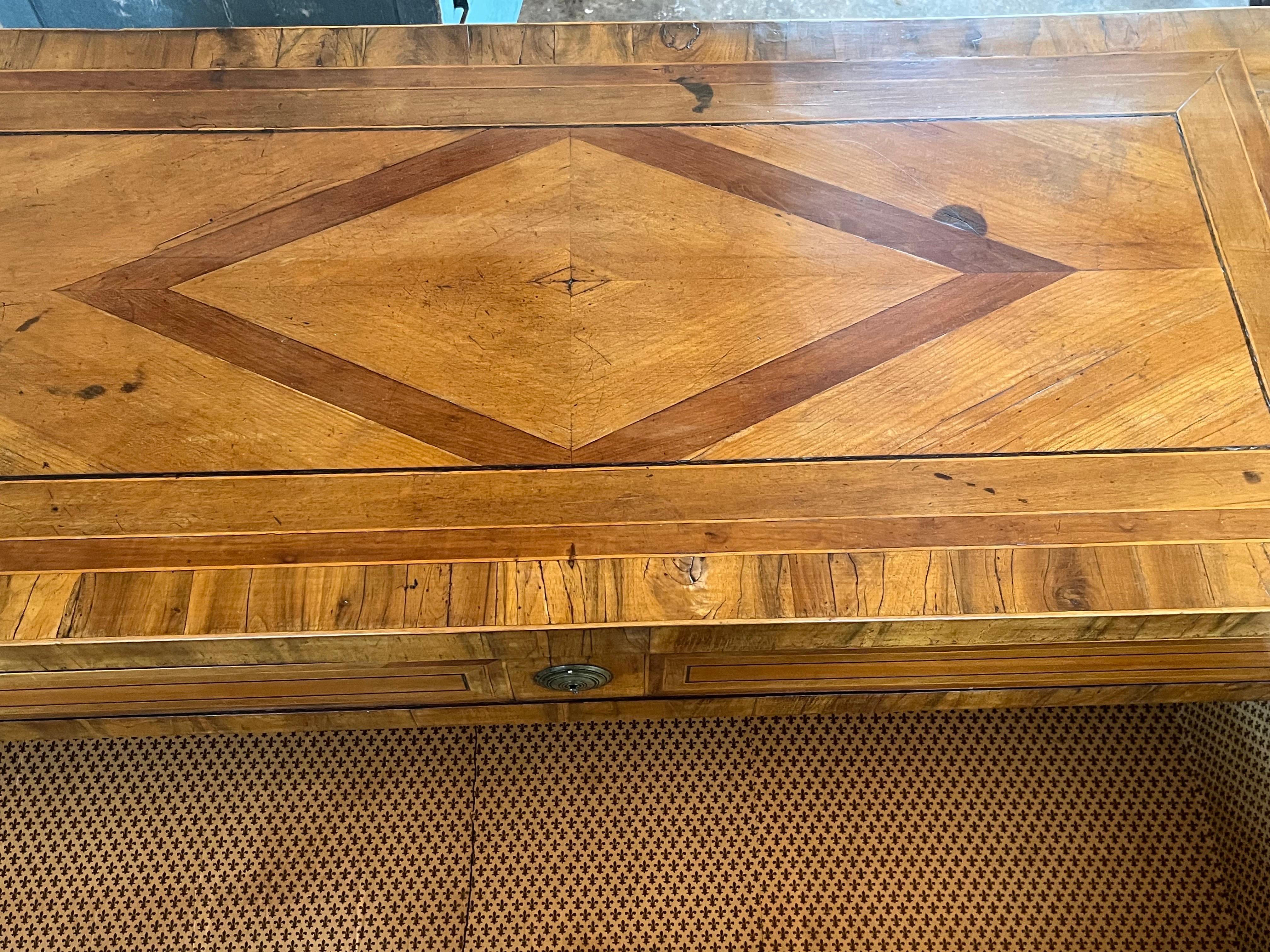 Commodo italiano del XVIII secolo in noce e radica intarsiato in vendita 4