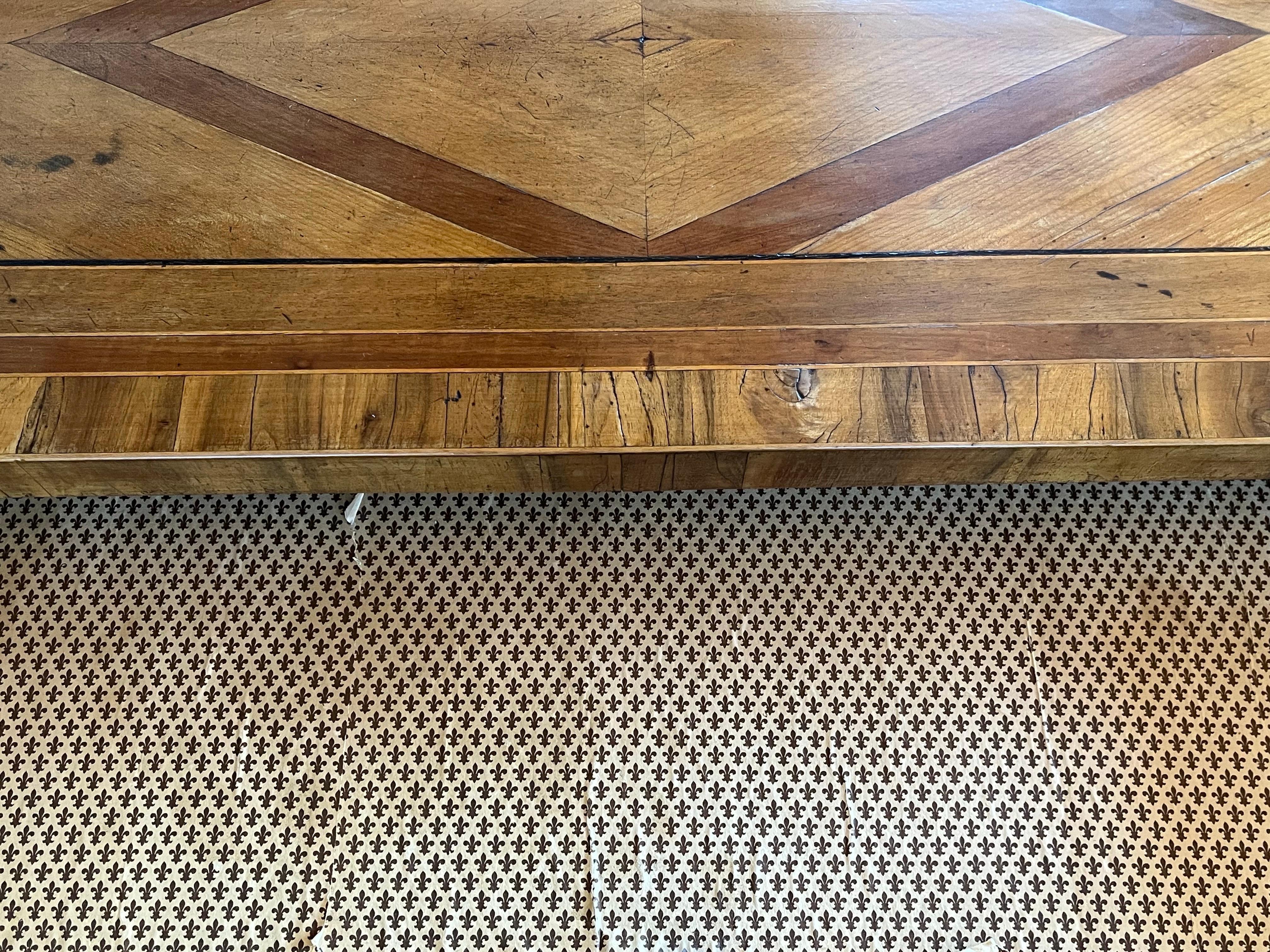 Commodo italiano del XVIII secolo in noce e radica intarsiato in vendita 6