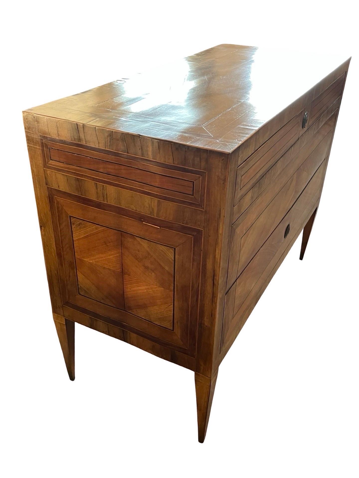 Commodo italiano del XVIII secolo in noce e radica intarsiato in vendita 7