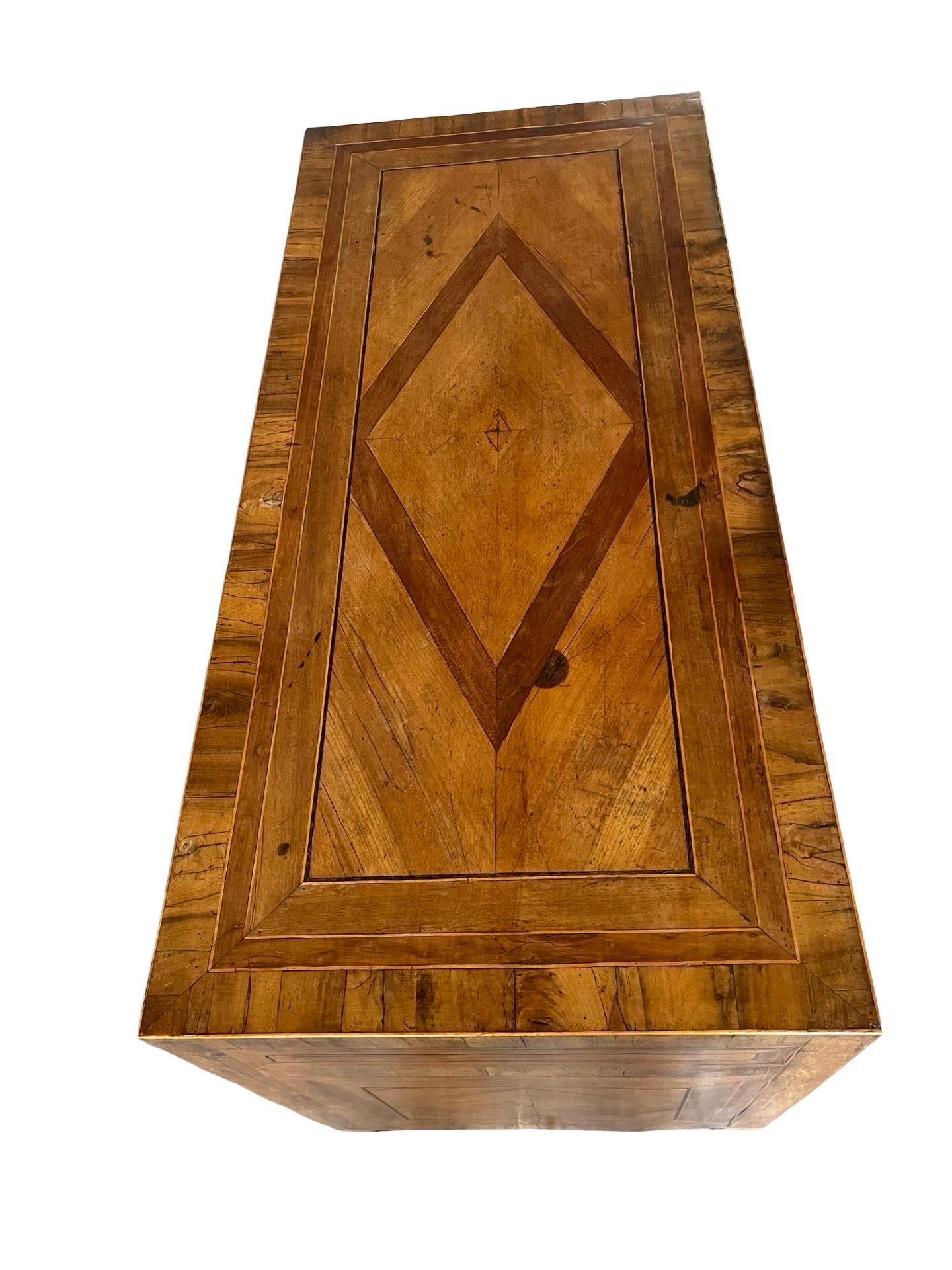 Commodo italiano del XVIII secolo in noce e radica intarsiato in vendita 8