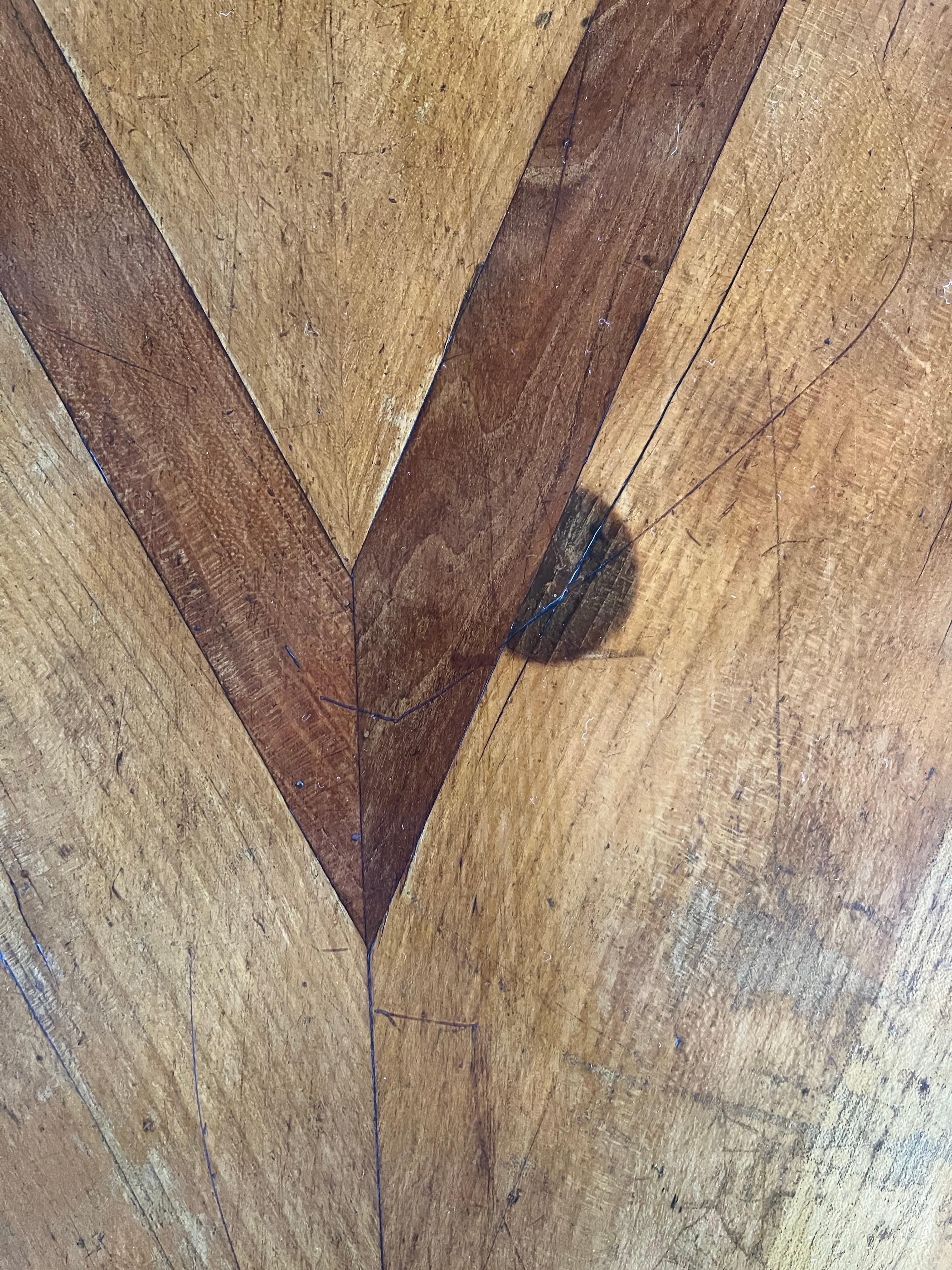 Commodo italiano del XVIII secolo in noce e radica intarsiato in vendita 9