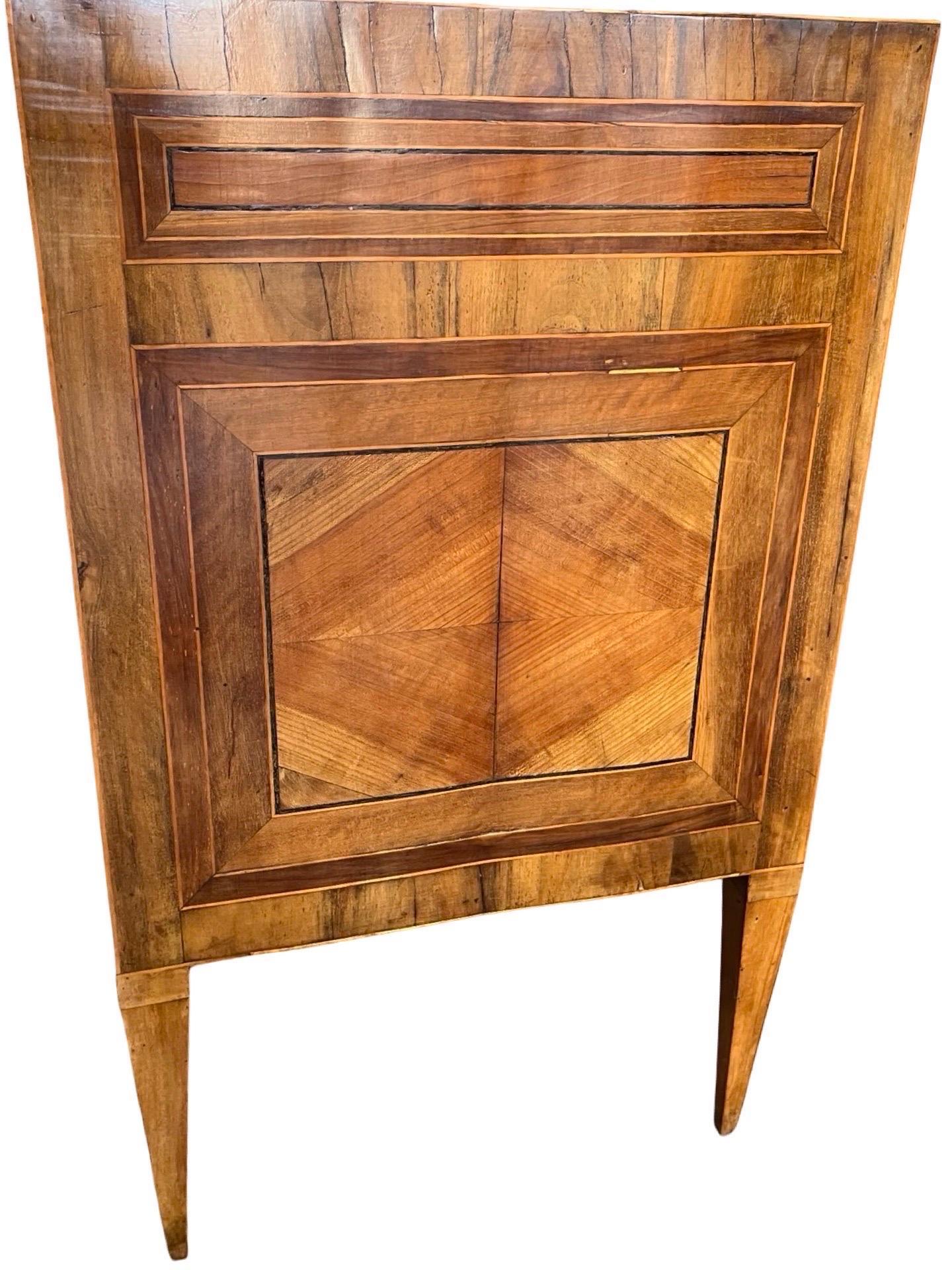 Commodo italiano del XVIII secolo in noce e radica intarsiato in vendita 10