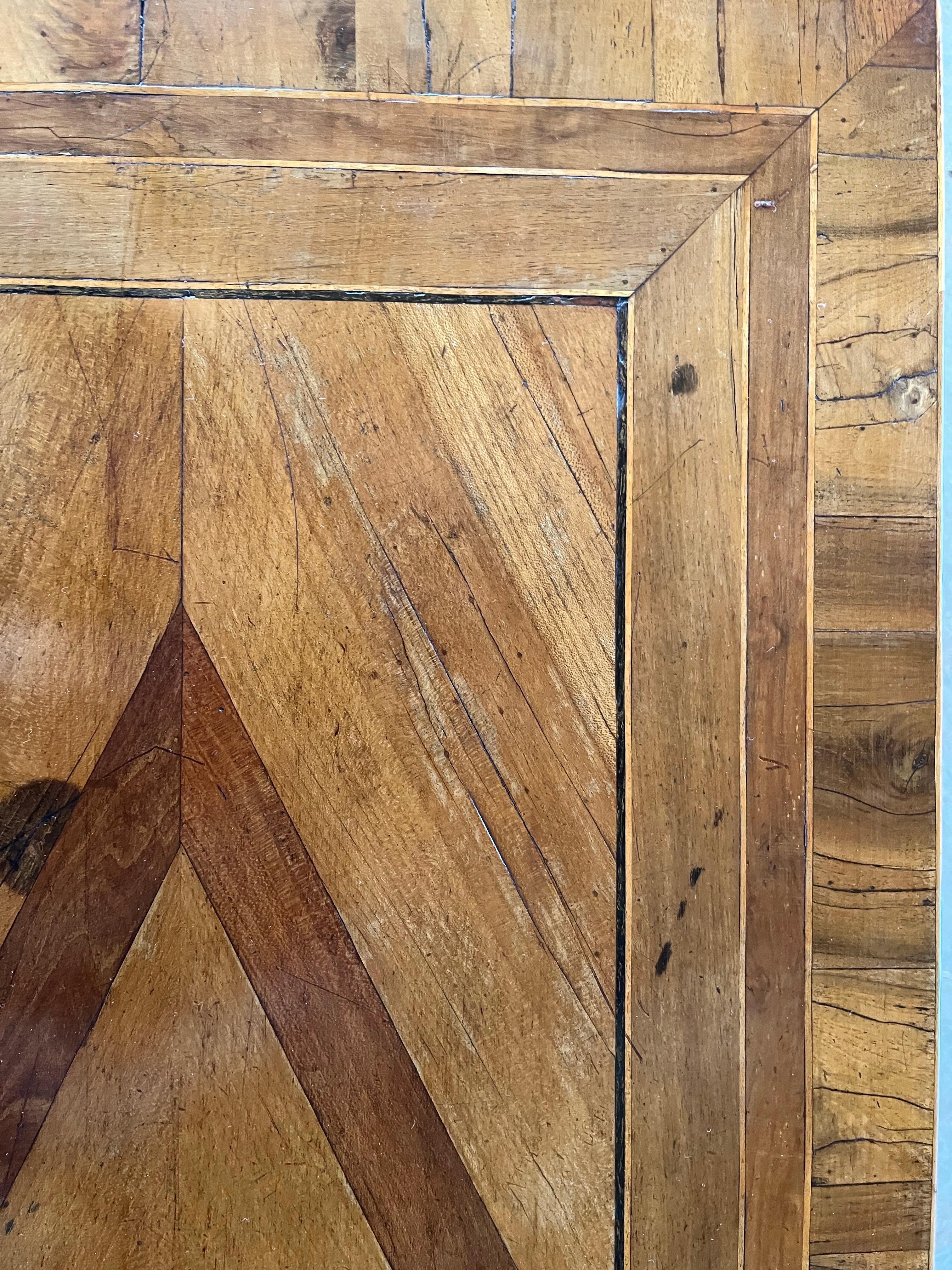 Commodo italiano del XVIII secolo in noce e radica intarsiato in vendita 11