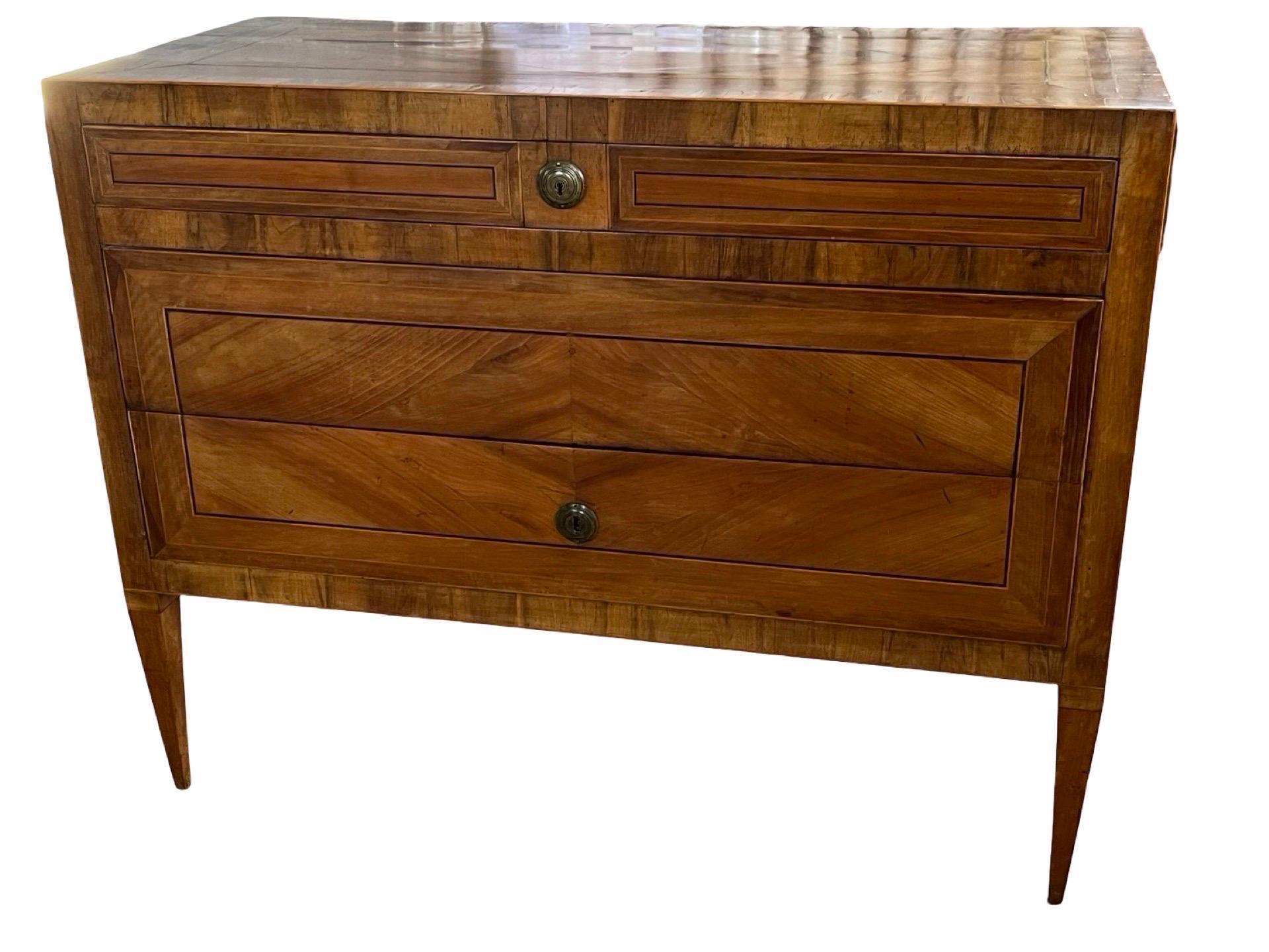 Commodo italiano del XVIII secolo in noce e radica intarsiato in vendita 12