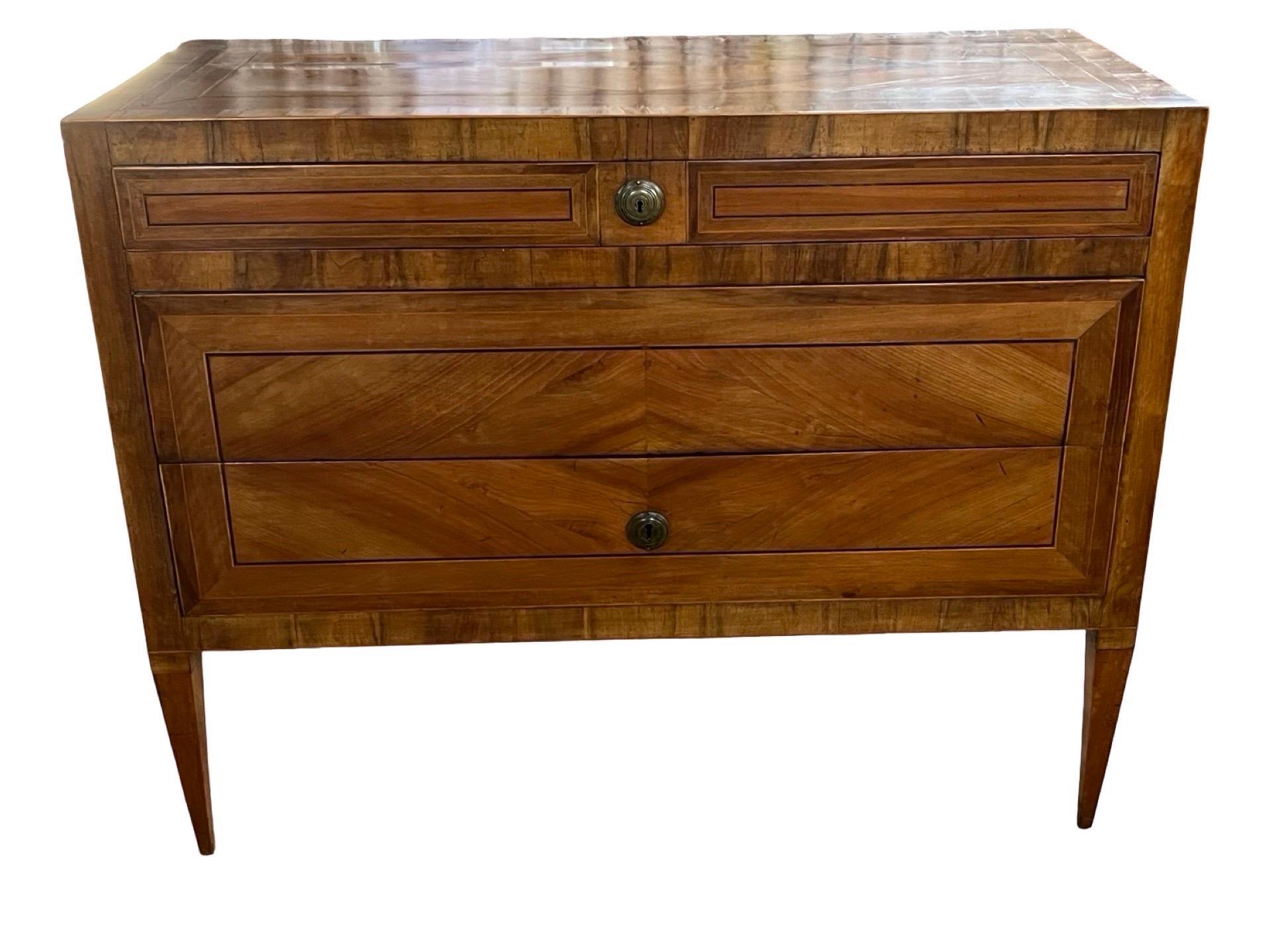 Commodo realizzato a mano in Italia a metà del 1700 utilizzando noce e pino e decorato con impiallacciatura di noce e radica. La cassettiera presenta tre cassetti incassati che si aprono con la chiave. Il secondo cassetto può essere aperto solo